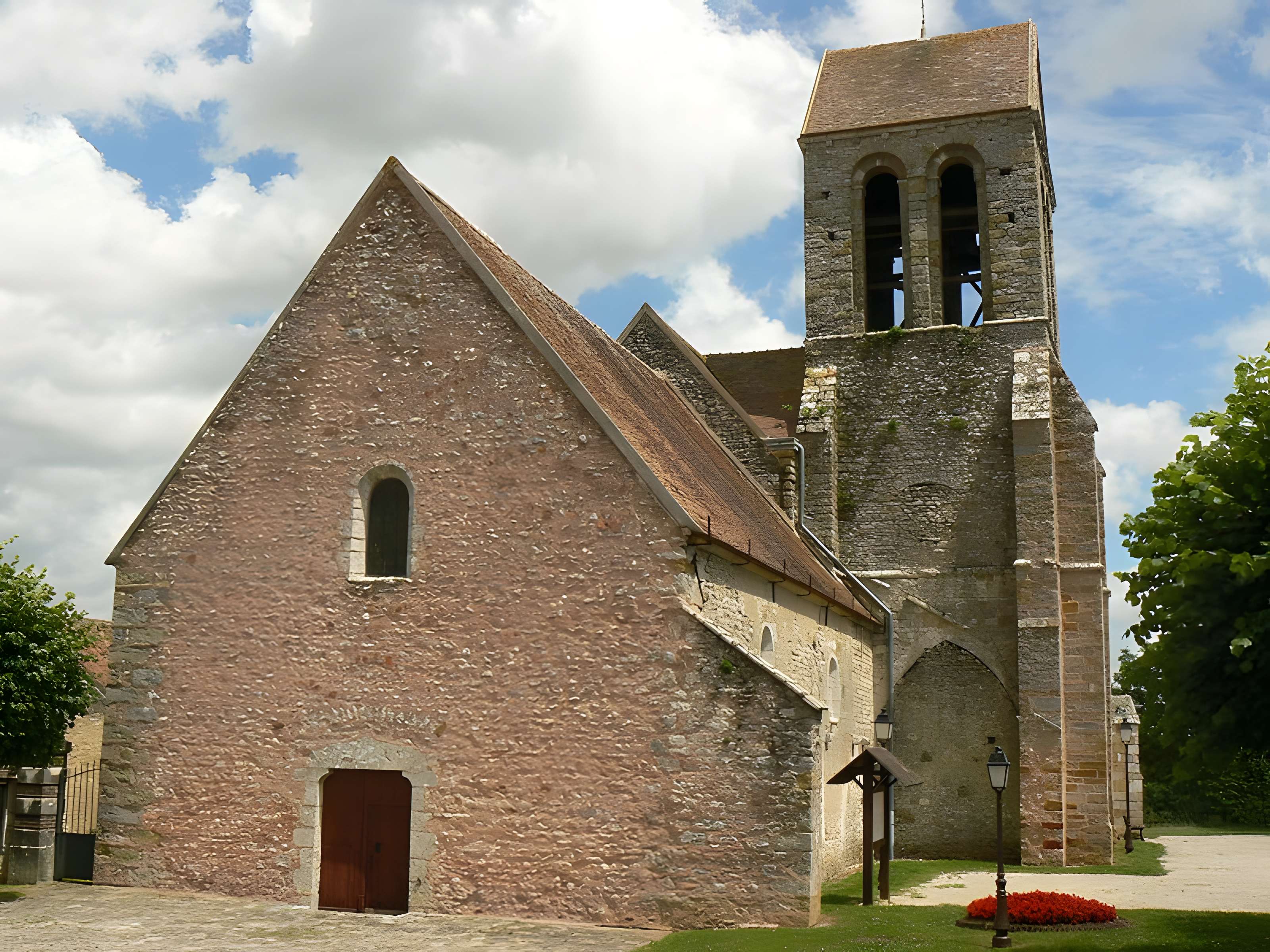 Église Saint-Denis de Savins 