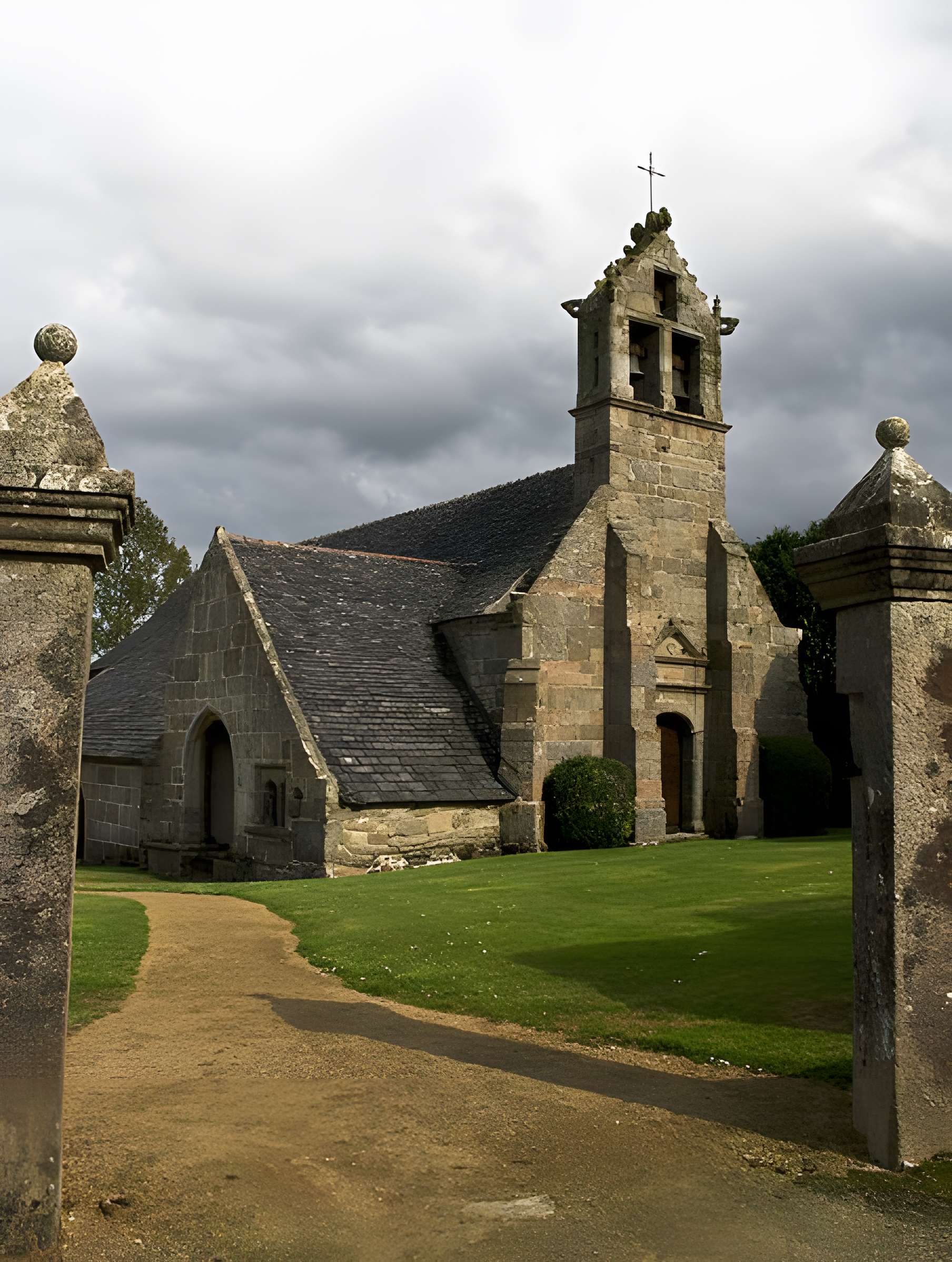 Église Sainte-Geneviève de Guénézan de Bégard 
