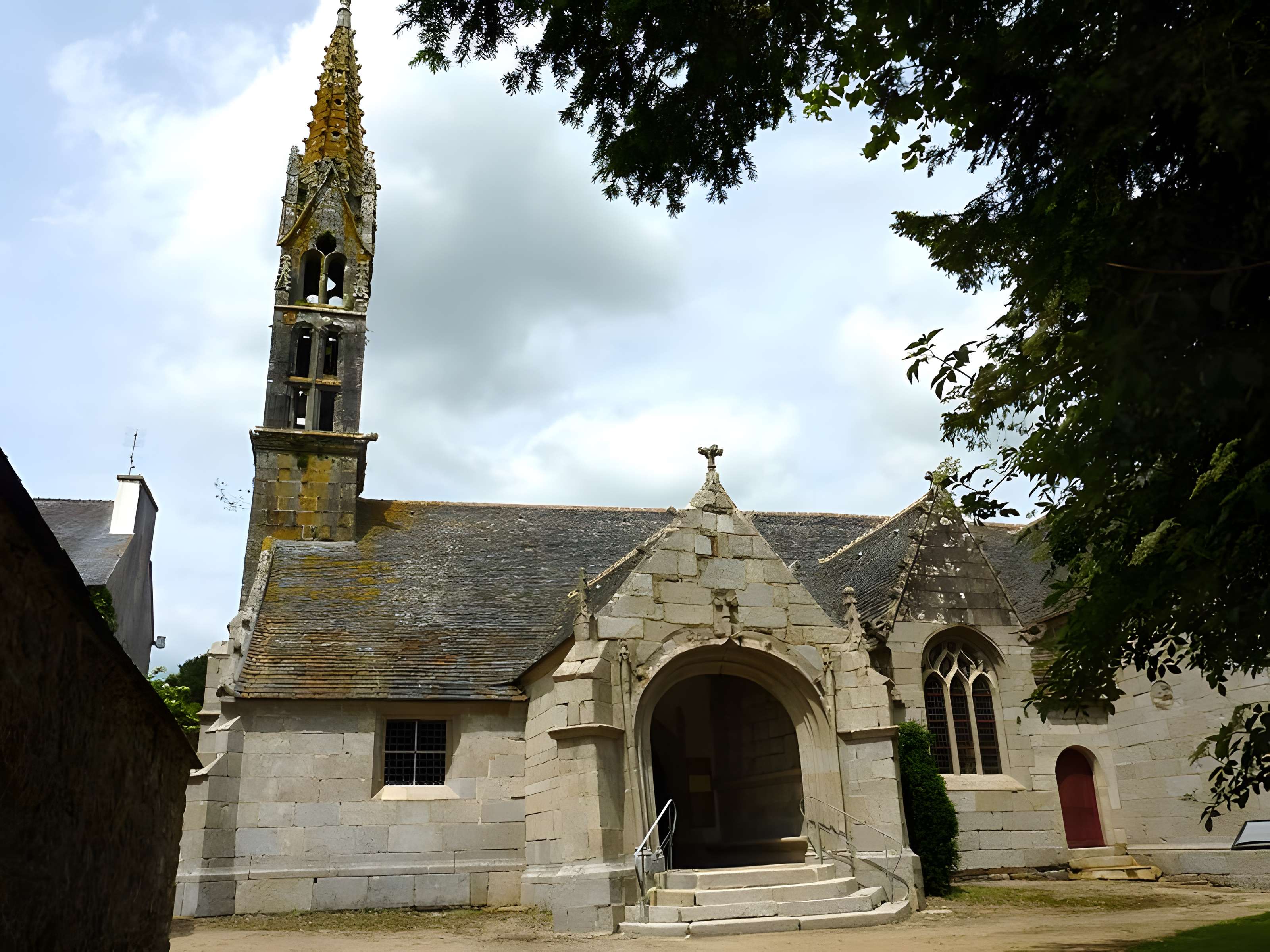 Église Sainte-Geneviève de Loqueffret