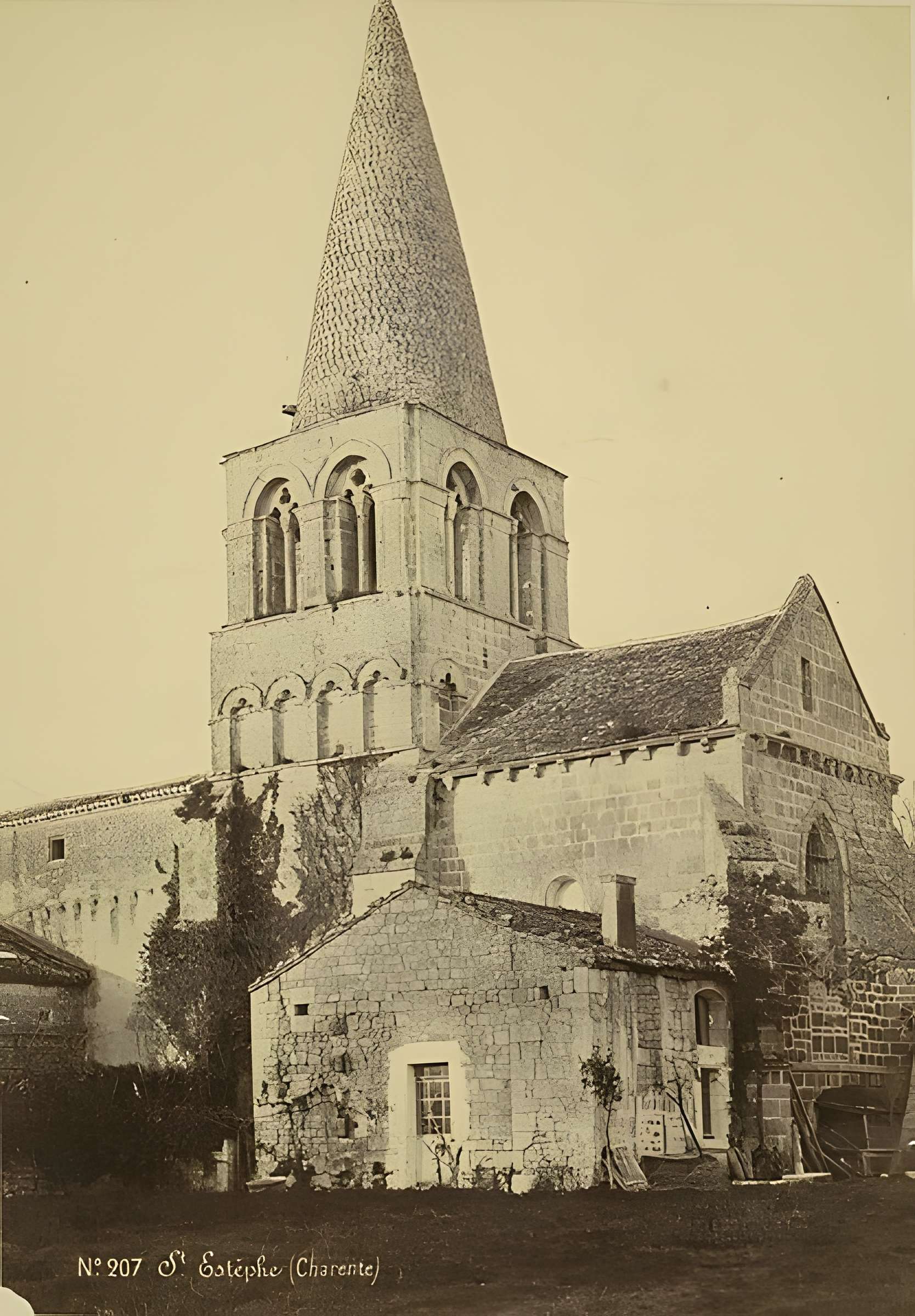 Église Saint-Estèphe à Roullet-Saint-Estèphe