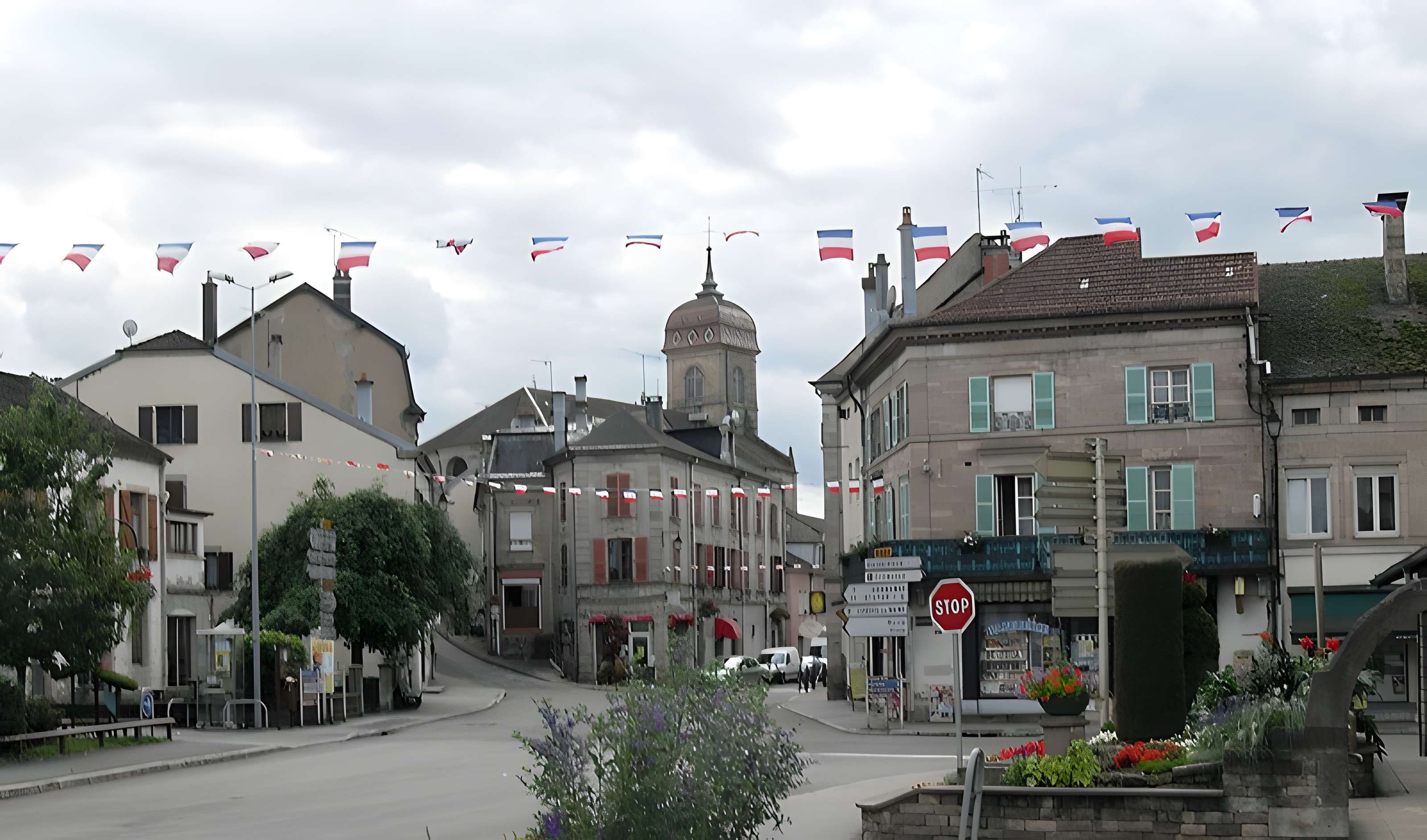 Église Saint-Étienne de Fougerolles et croix