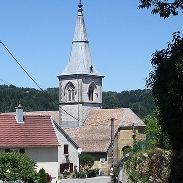 Église Saint-Étienne de Sirod et croix