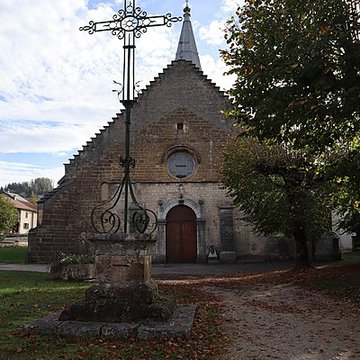 Église Saint-Étienne de Sirod et croix