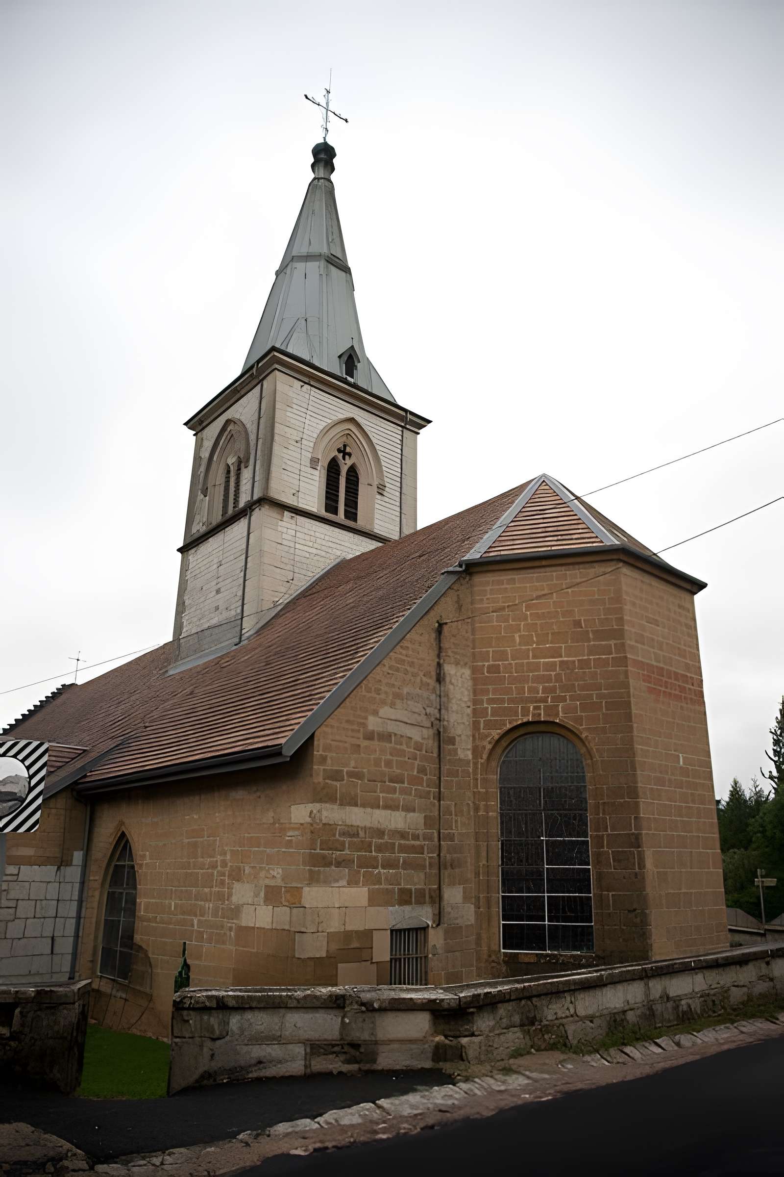 Église Saint-Étienne de Sirod et croix 