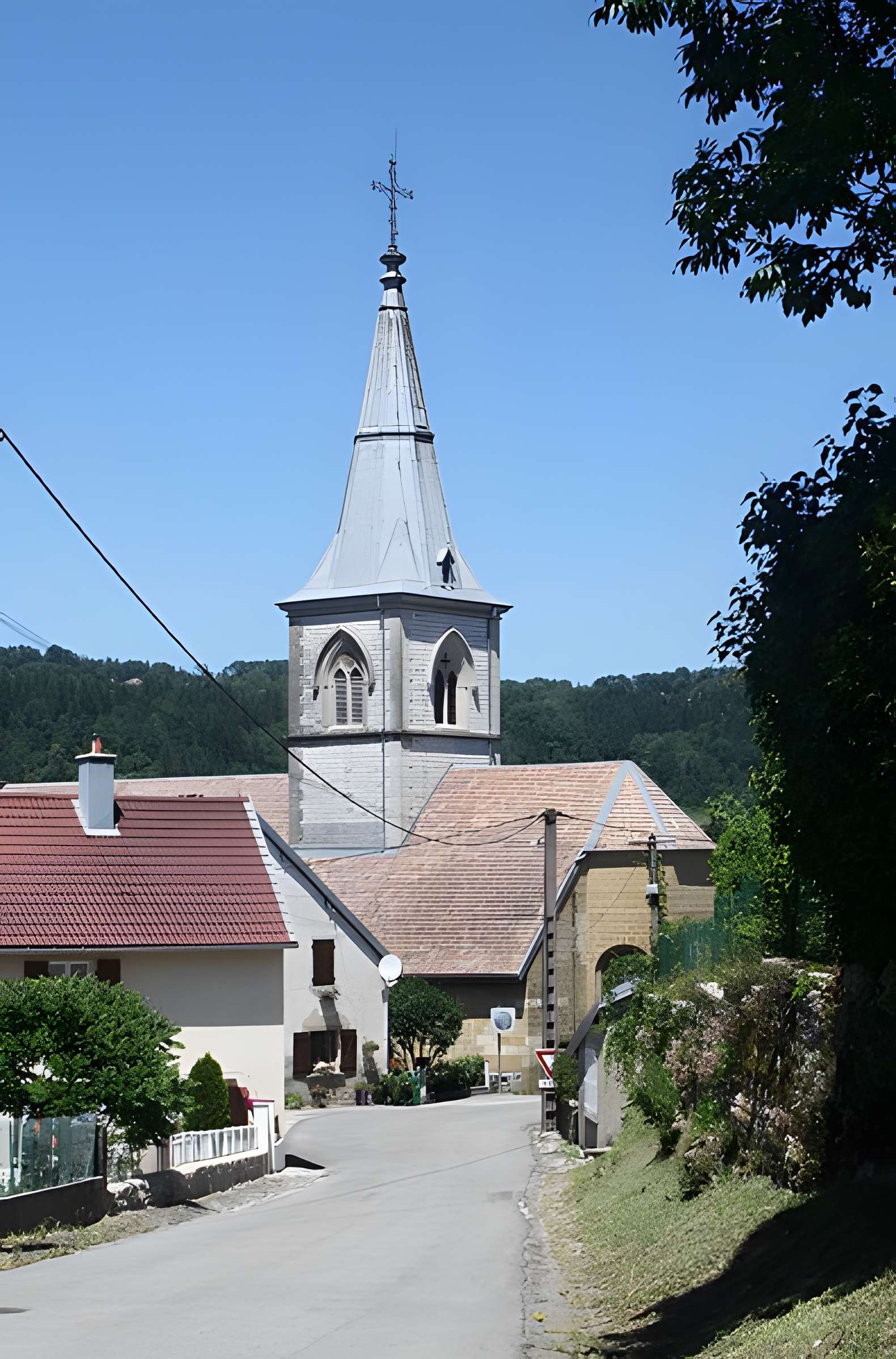 Église Saint-Étienne de Sirod et croix
