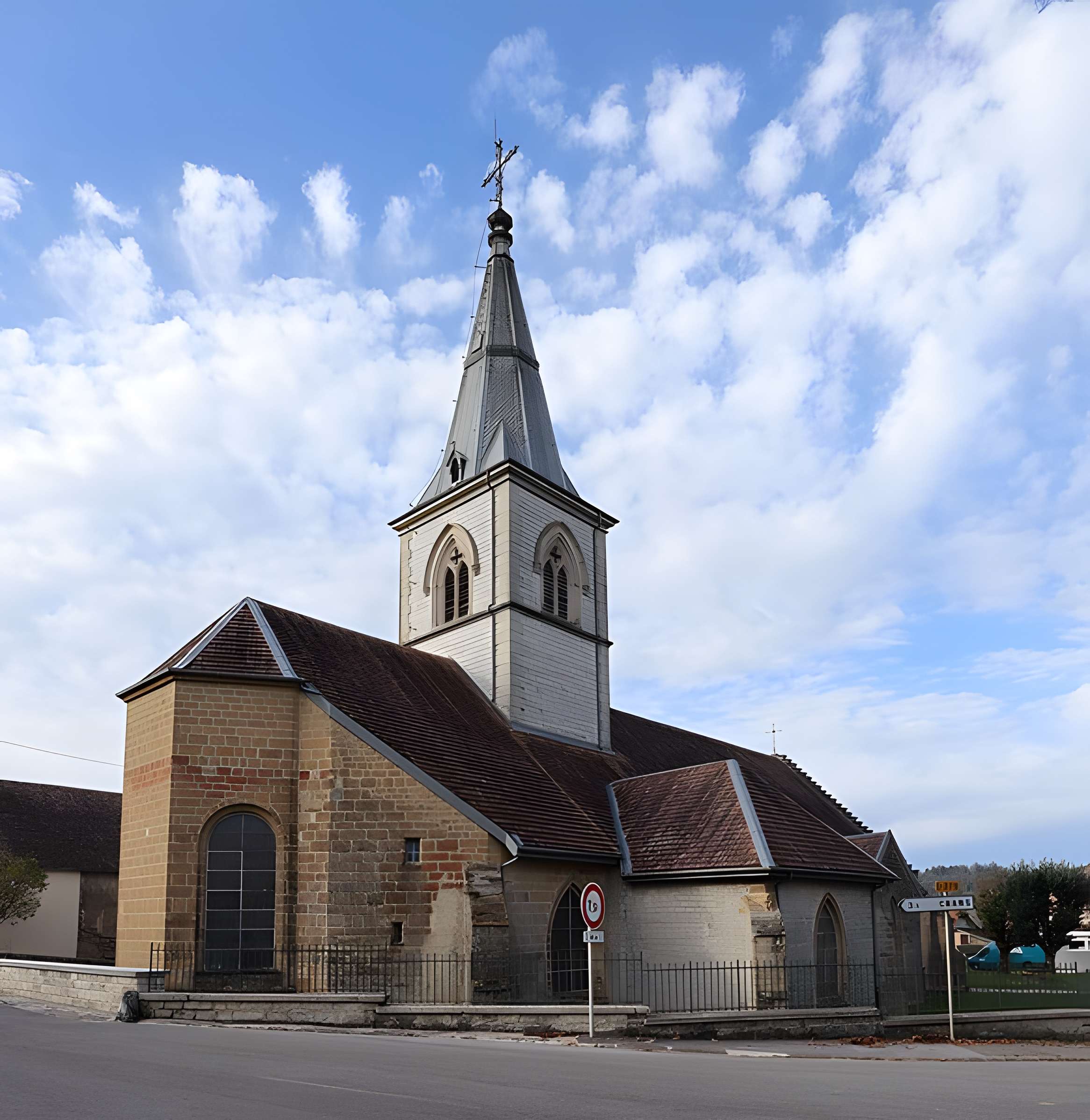 Église Saint-Étienne de Sirod et croix