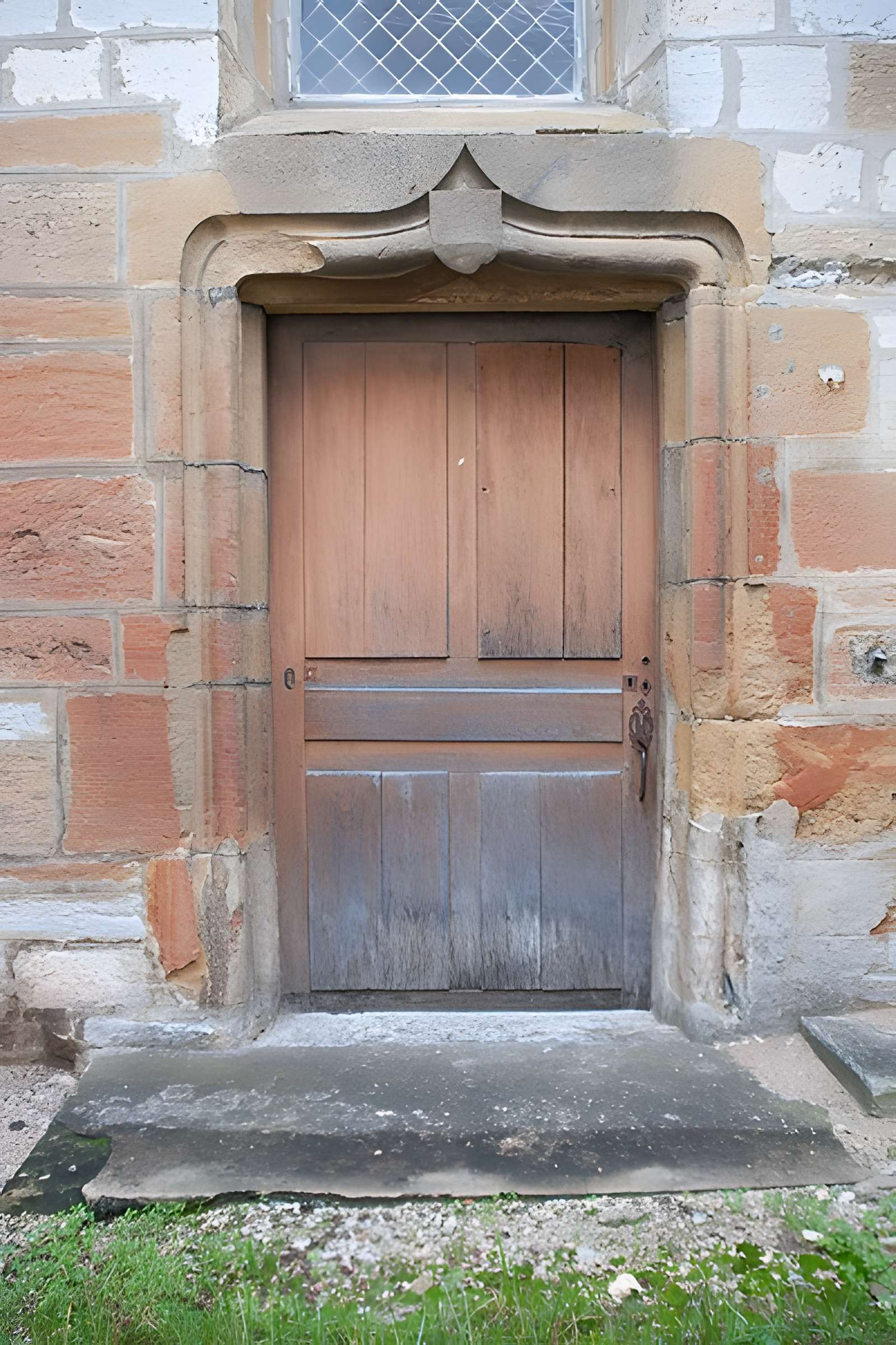 Église Saint-Étienne de Sirod et croix
