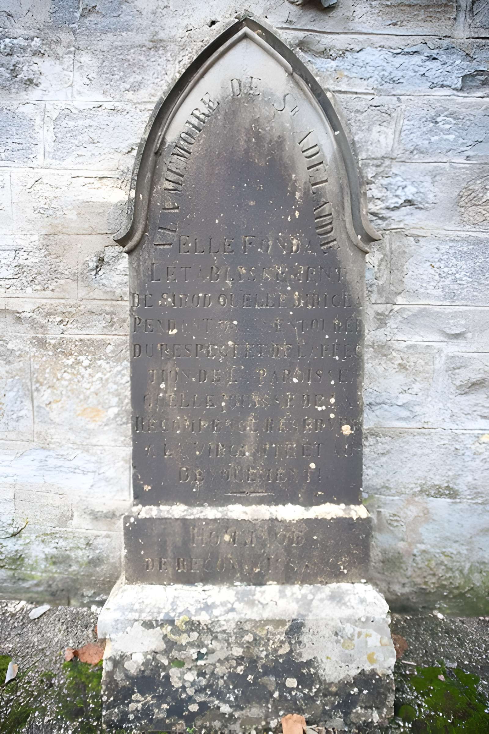 Église Saint-Étienne de Sirod et croix
