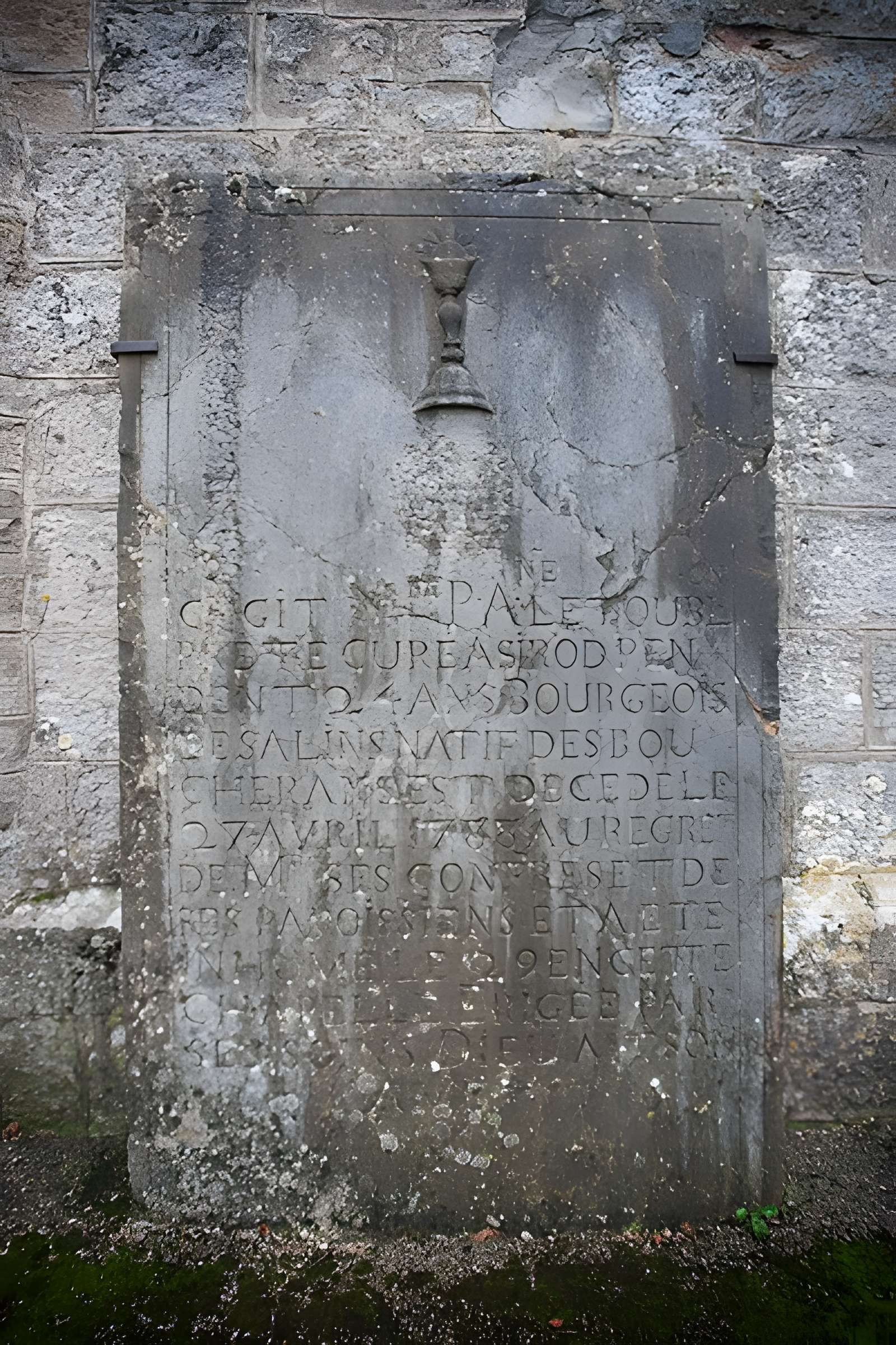 Église Saint-Étienne de Sirod et croix