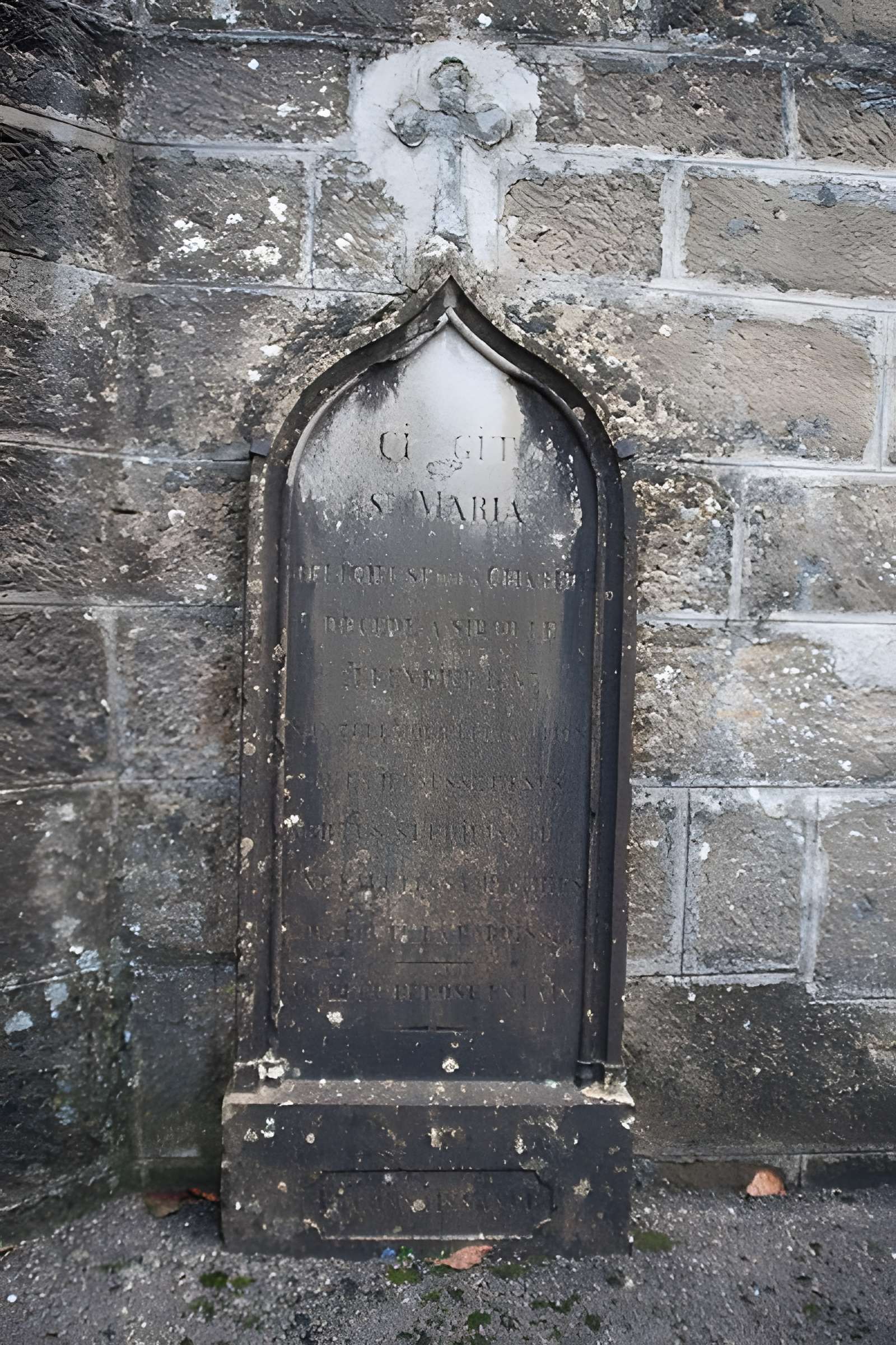 Église Saint-Étienne de Sirod et croix