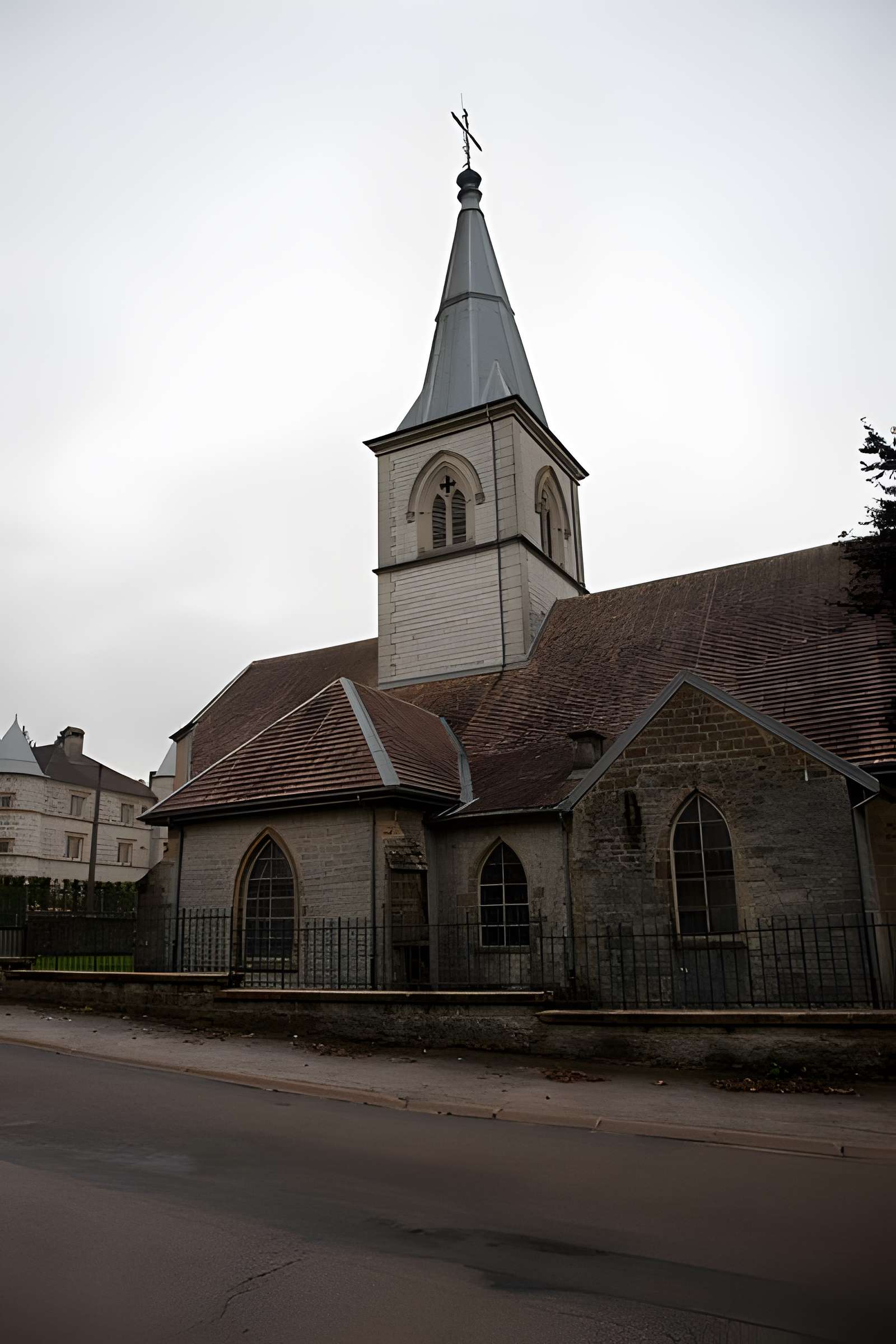 Église Saint-Étienne de Sirod et croix