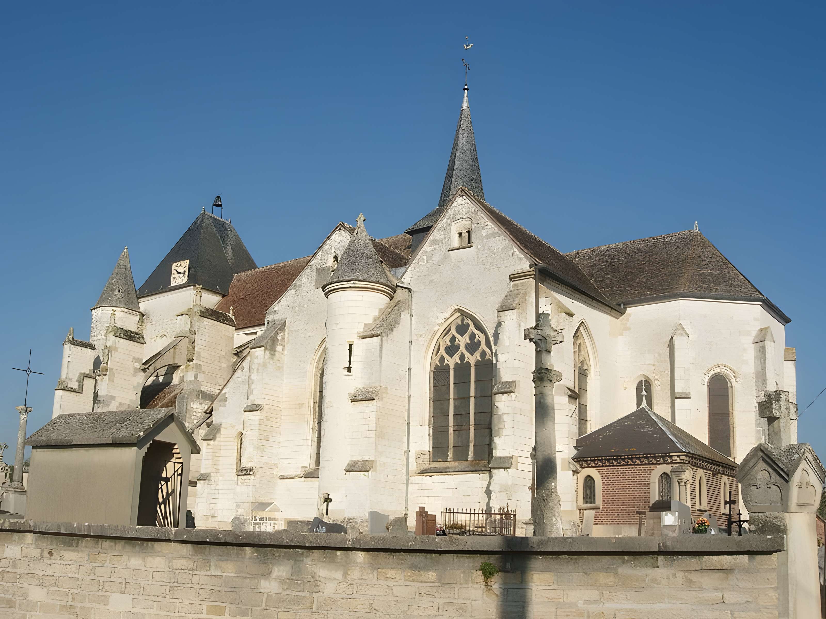 Église Saint-Georges de Trouans et croix 