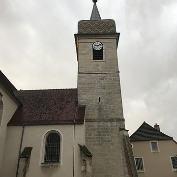 Église Saint-Germain de Parcey et croix