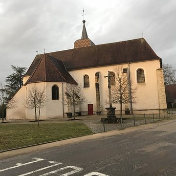 Église Saint-Germain de Parcey et croix