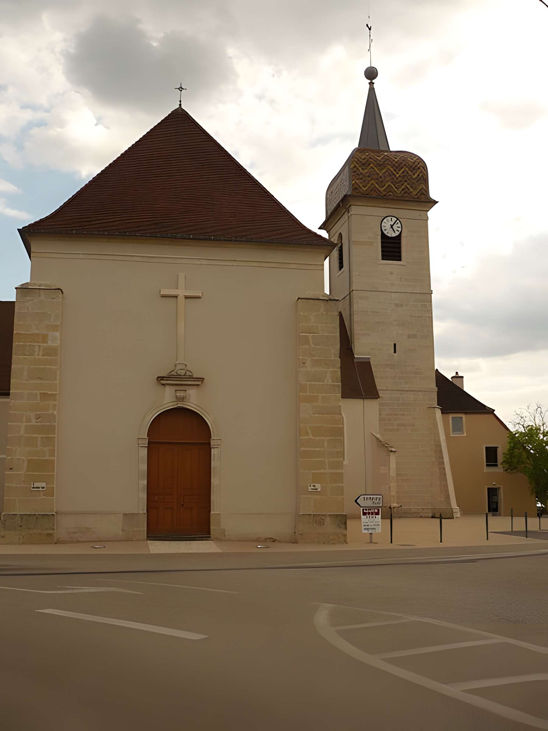 Église Saint-Germain de Parcey et croix 