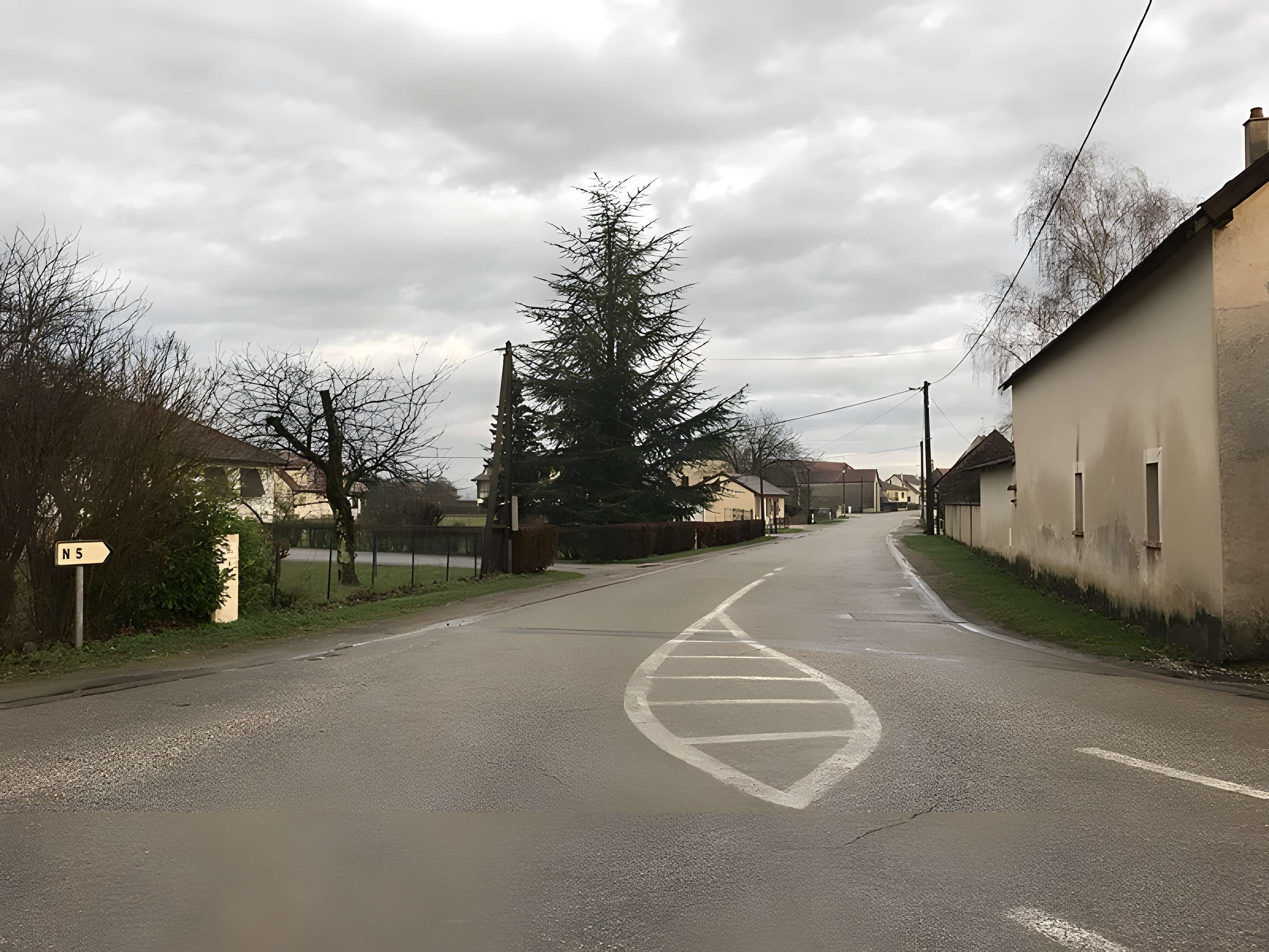 Église Saint-Germain de Parcey et croix