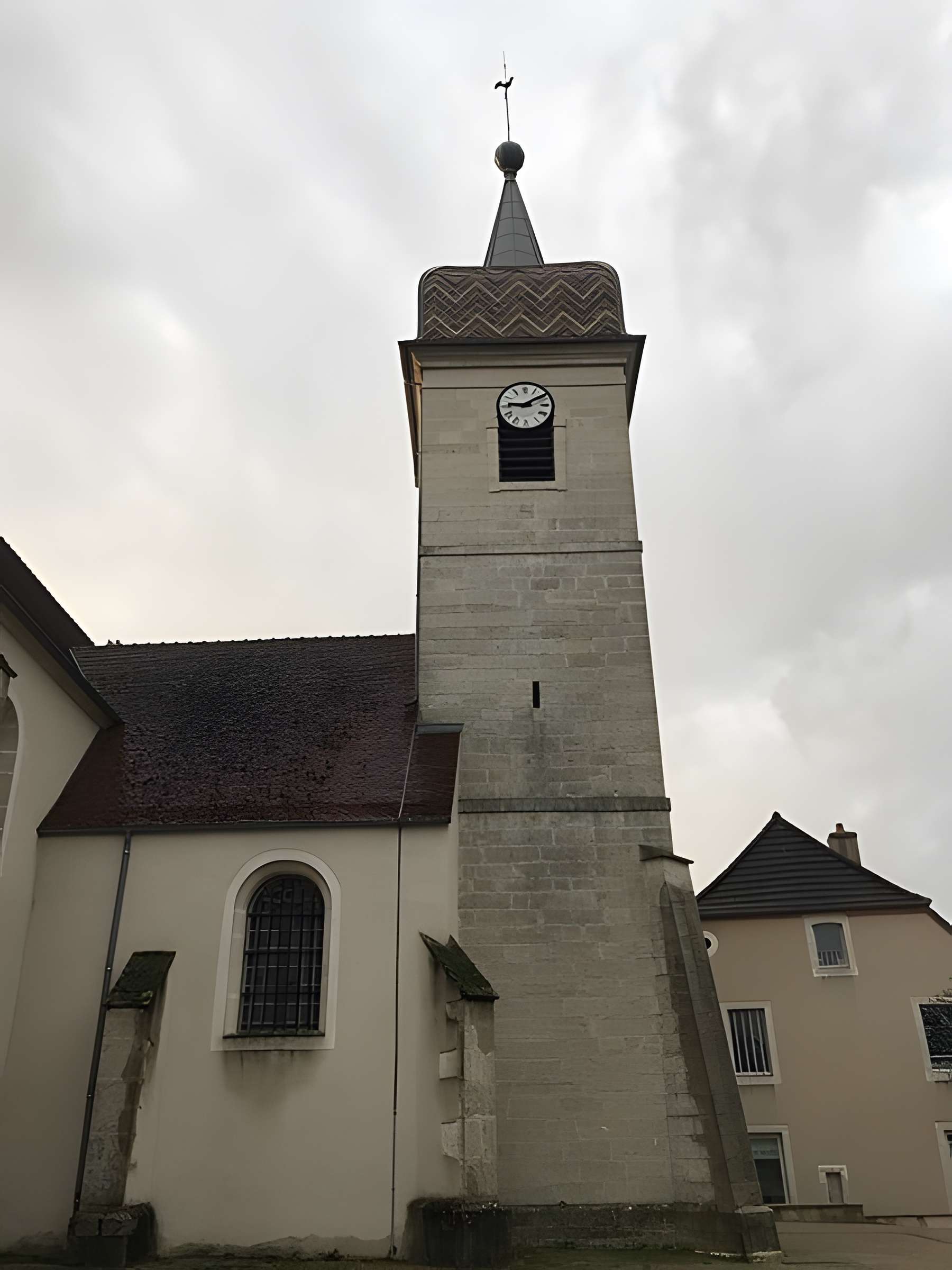 Église Saint-Germain de Parcey et croix
