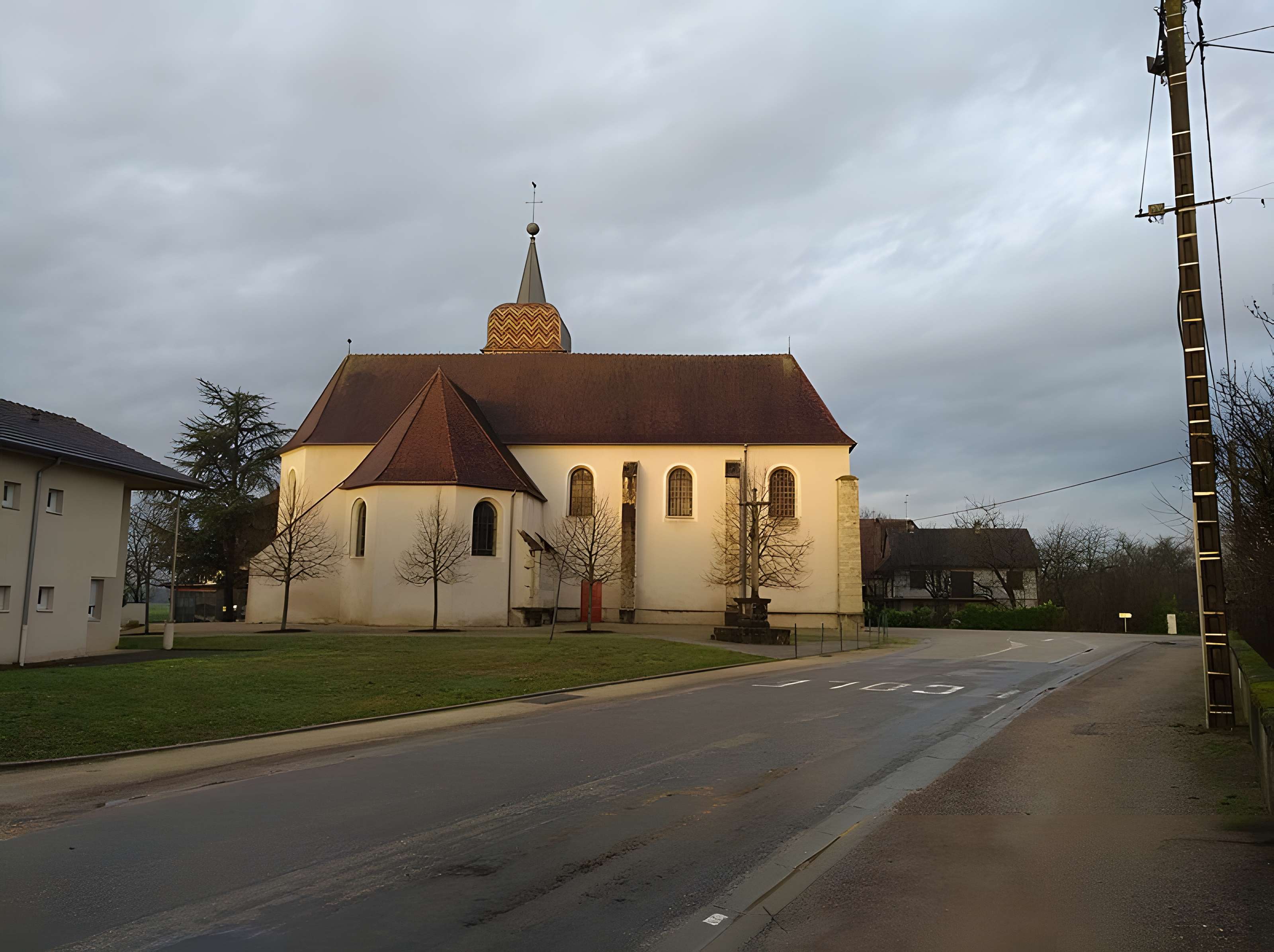 Église Saint-Germain de Parcey et croix