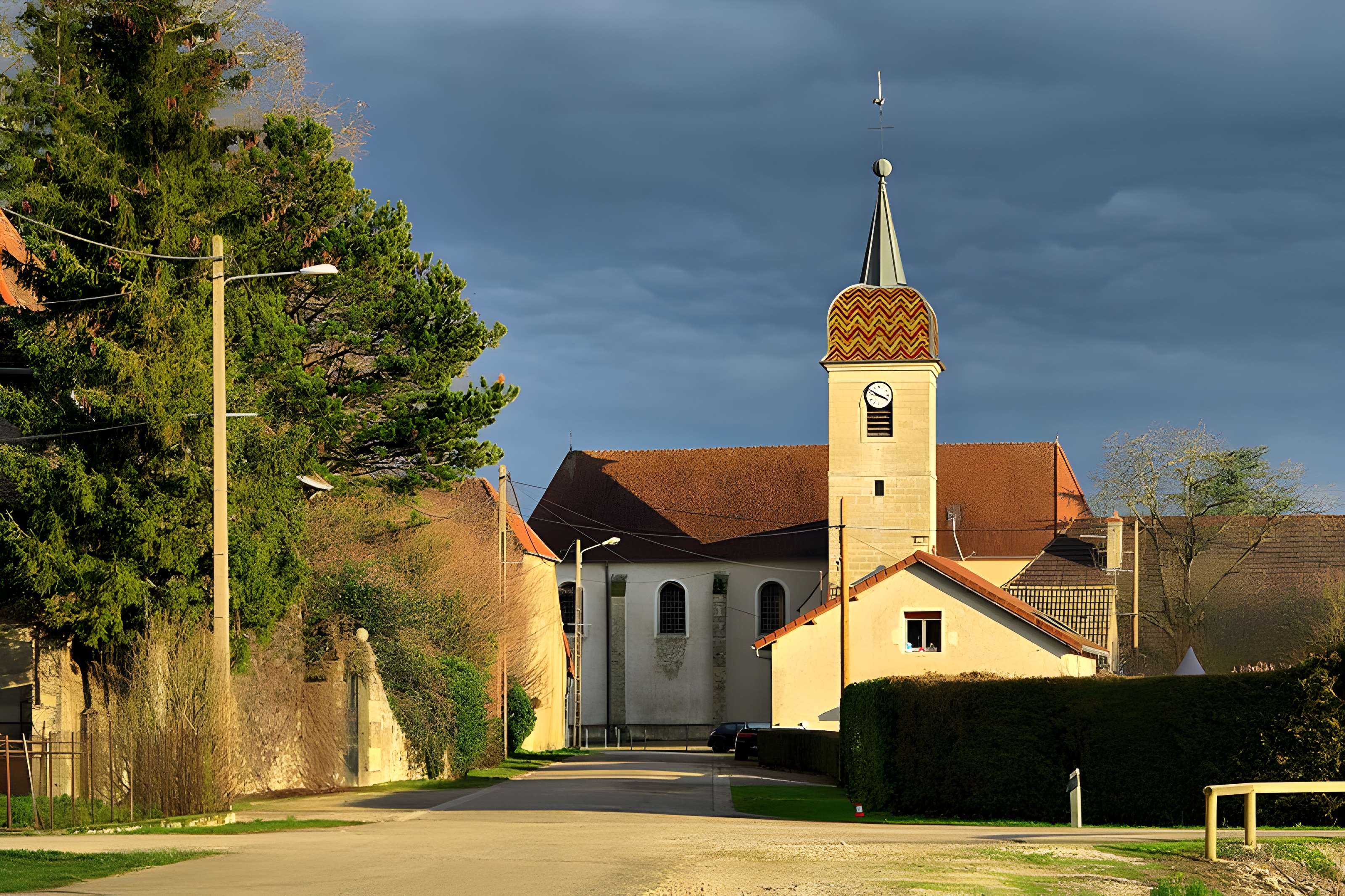 Église Saint-Germain de Parcey et croix