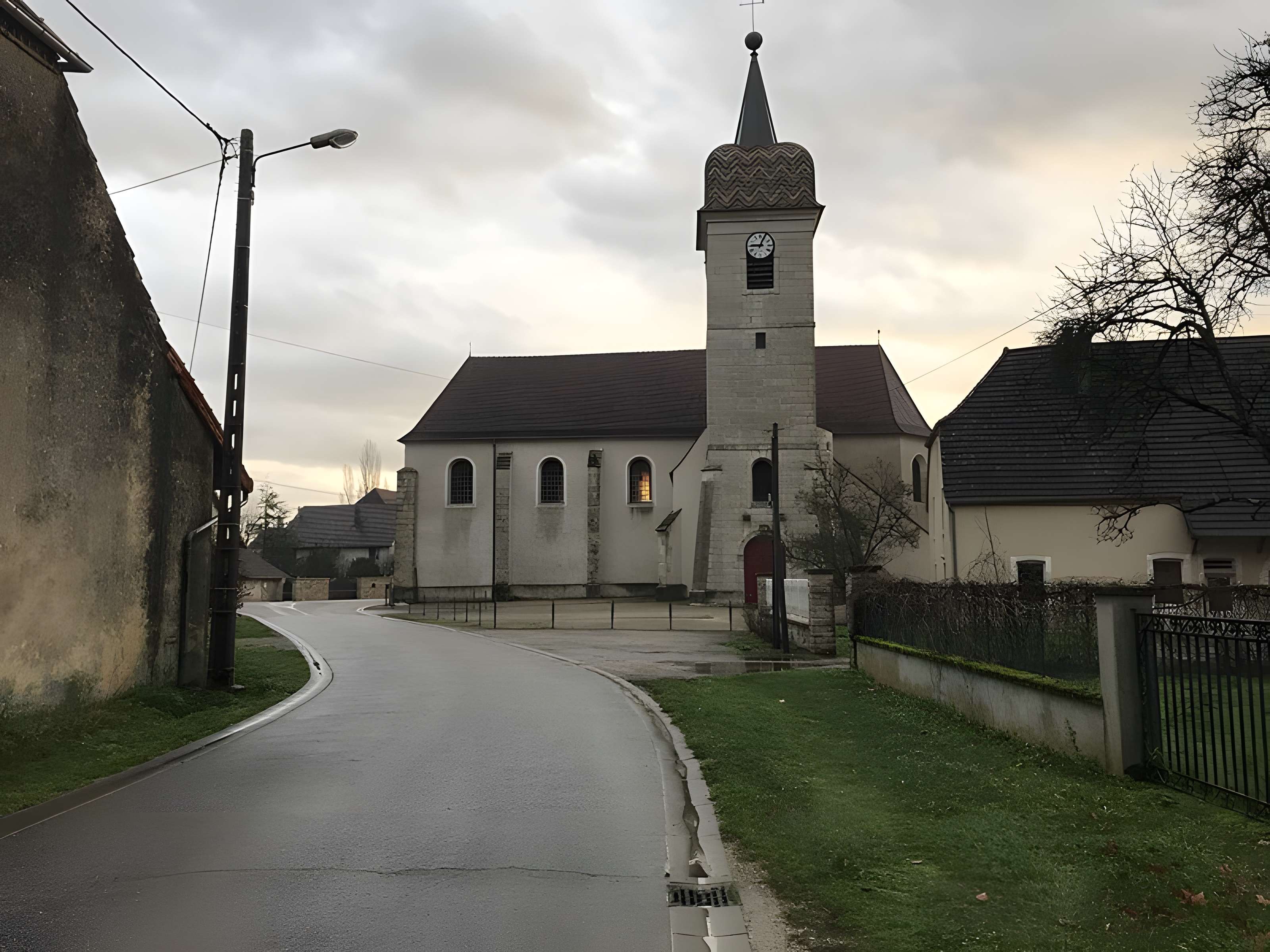 Église Saint-Germain de Parcey et croix