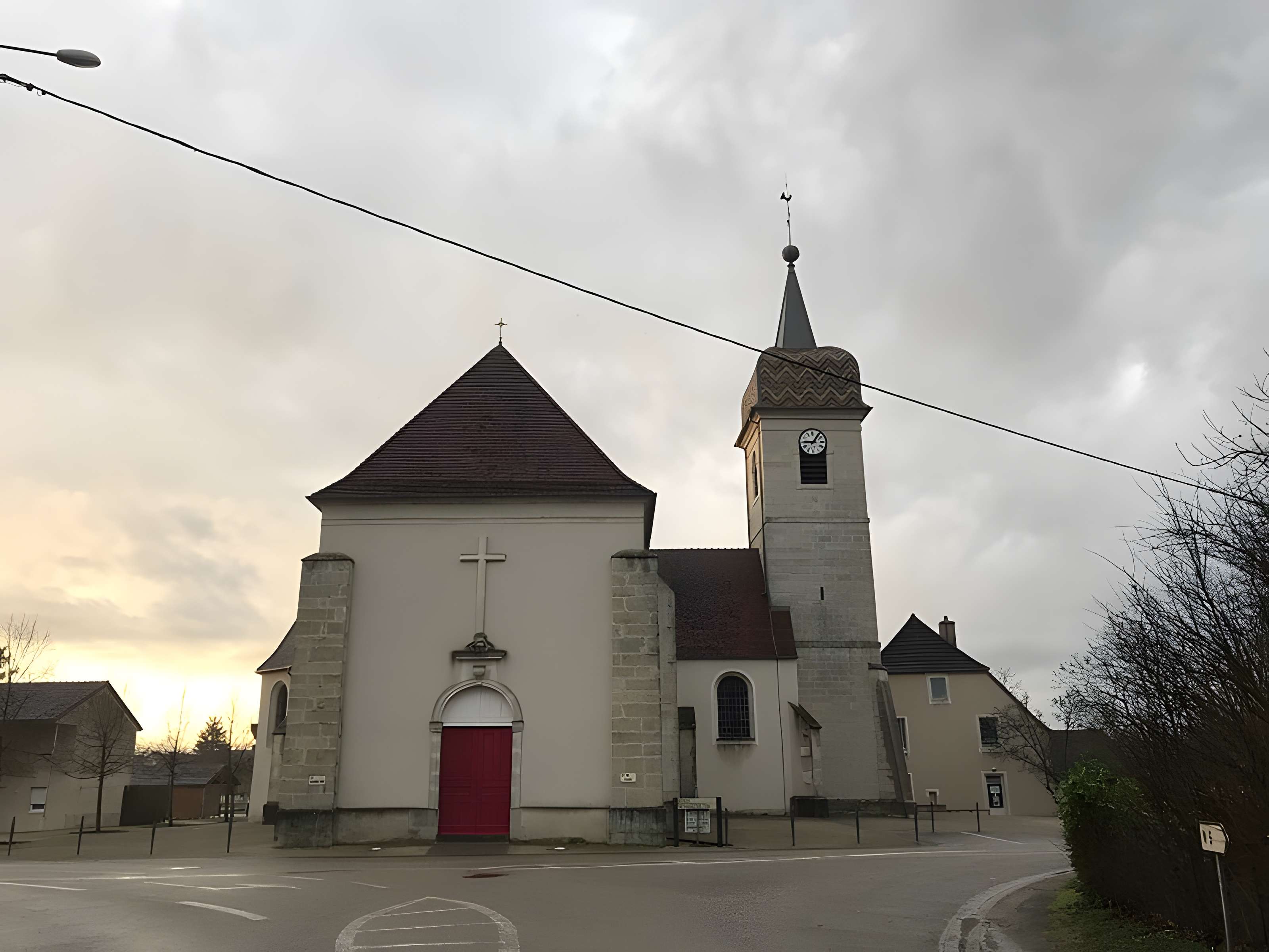 Église Saint-Germain de Parcey et croix
