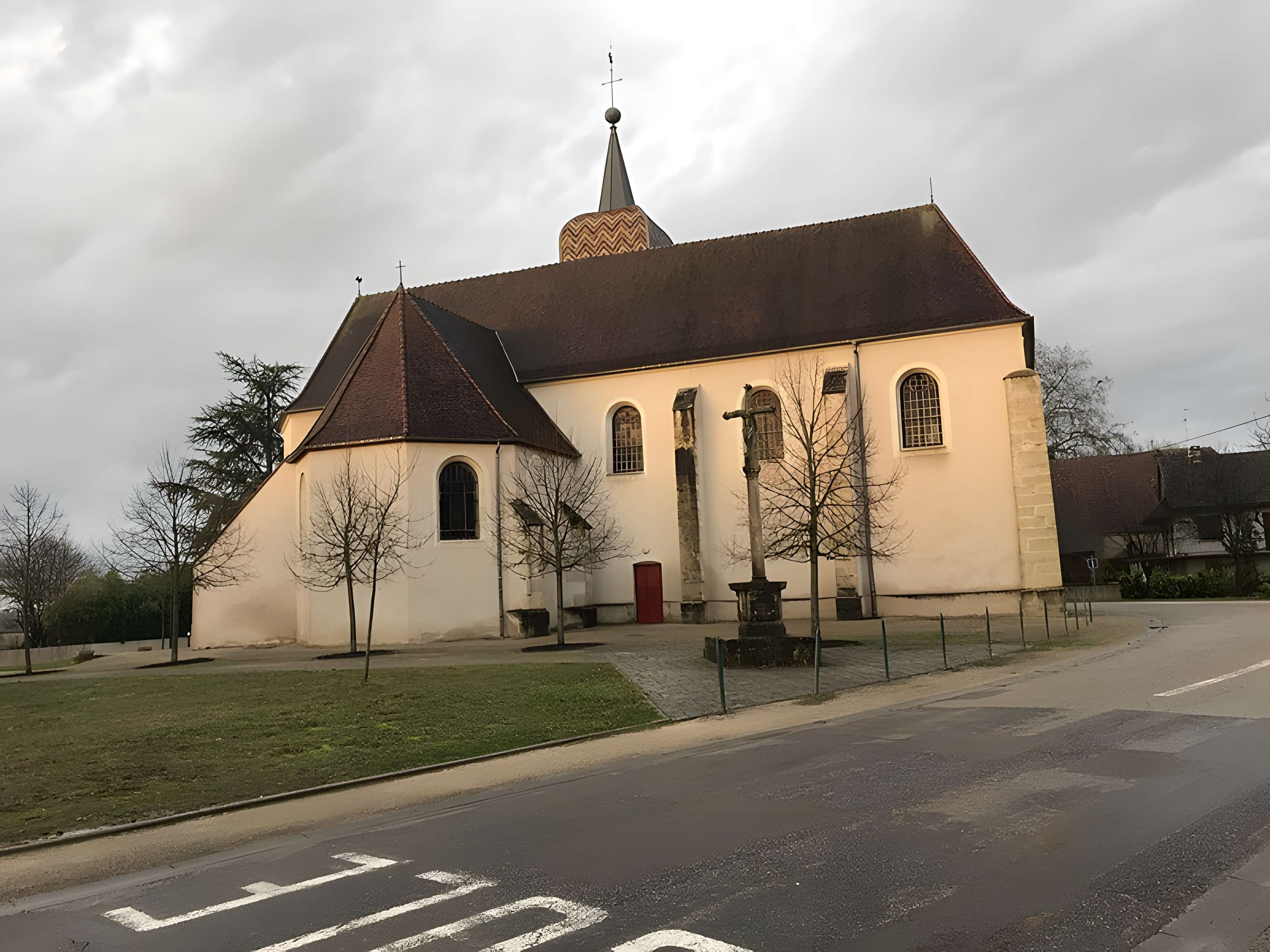 Église Saint-Germain de Parcey et croix