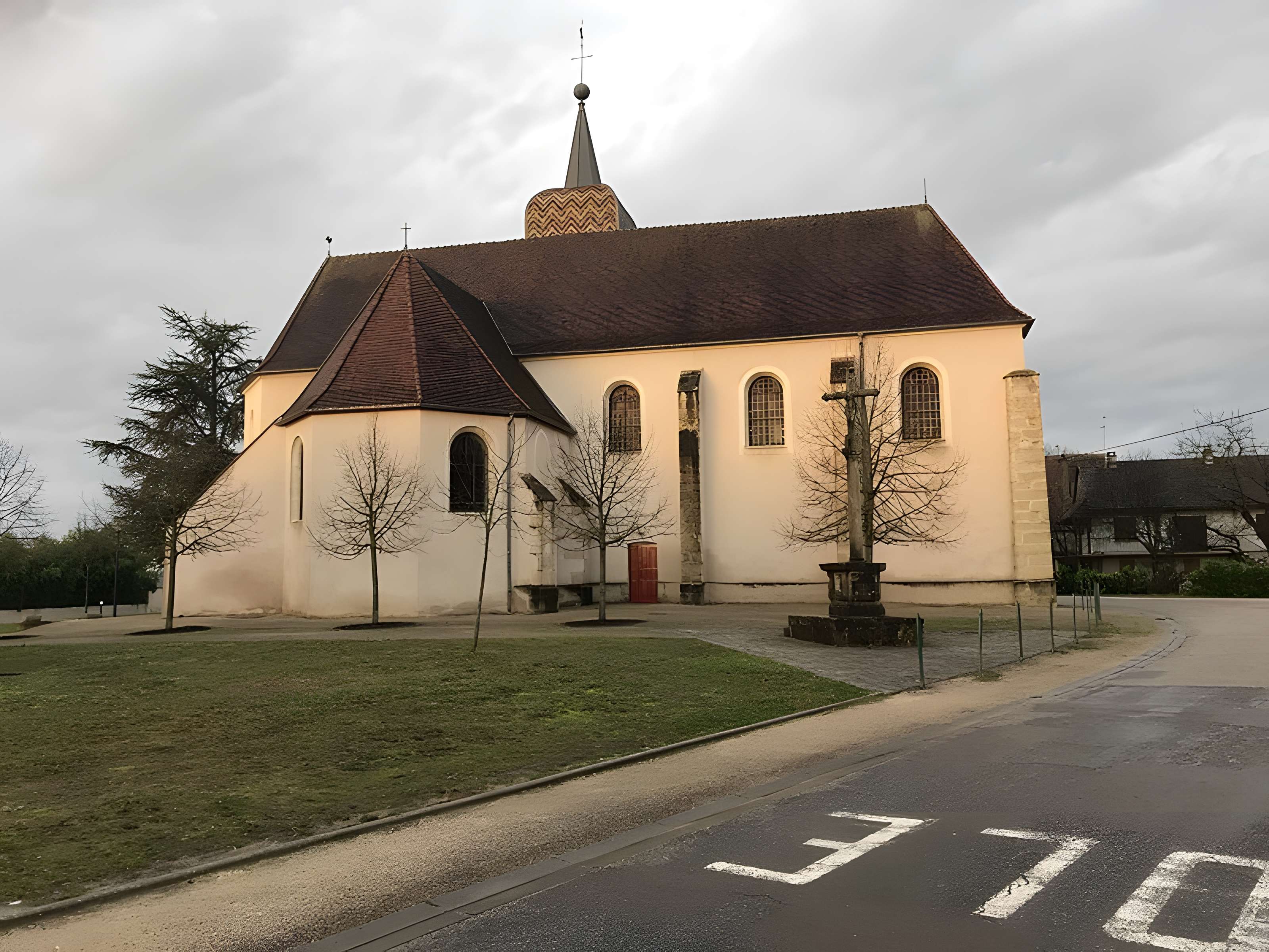 Église Saint-Germain de Parcey et croix