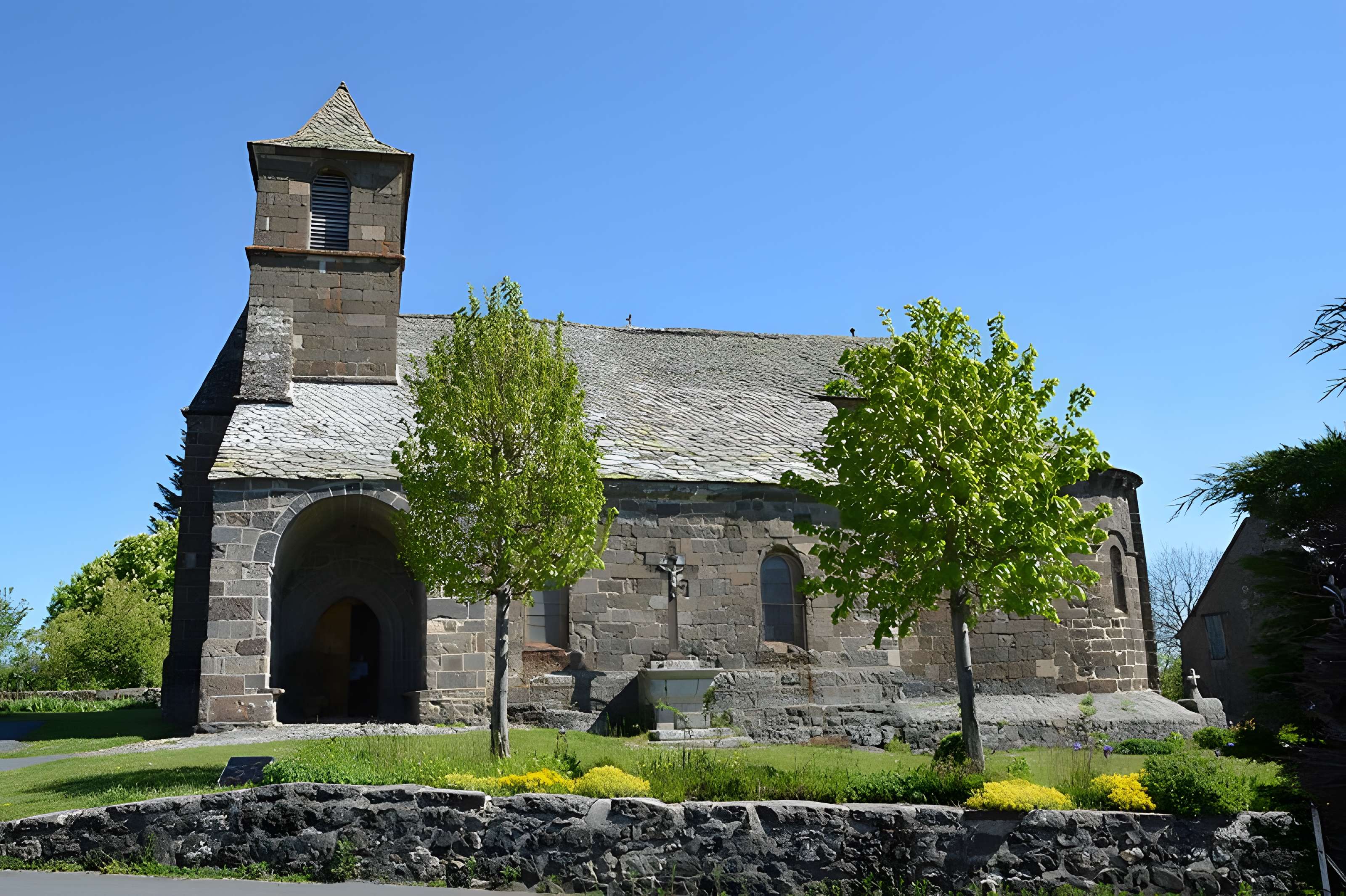 Église Saint-Hippolyte de Saint-Hippolyte dans le Cantal 
