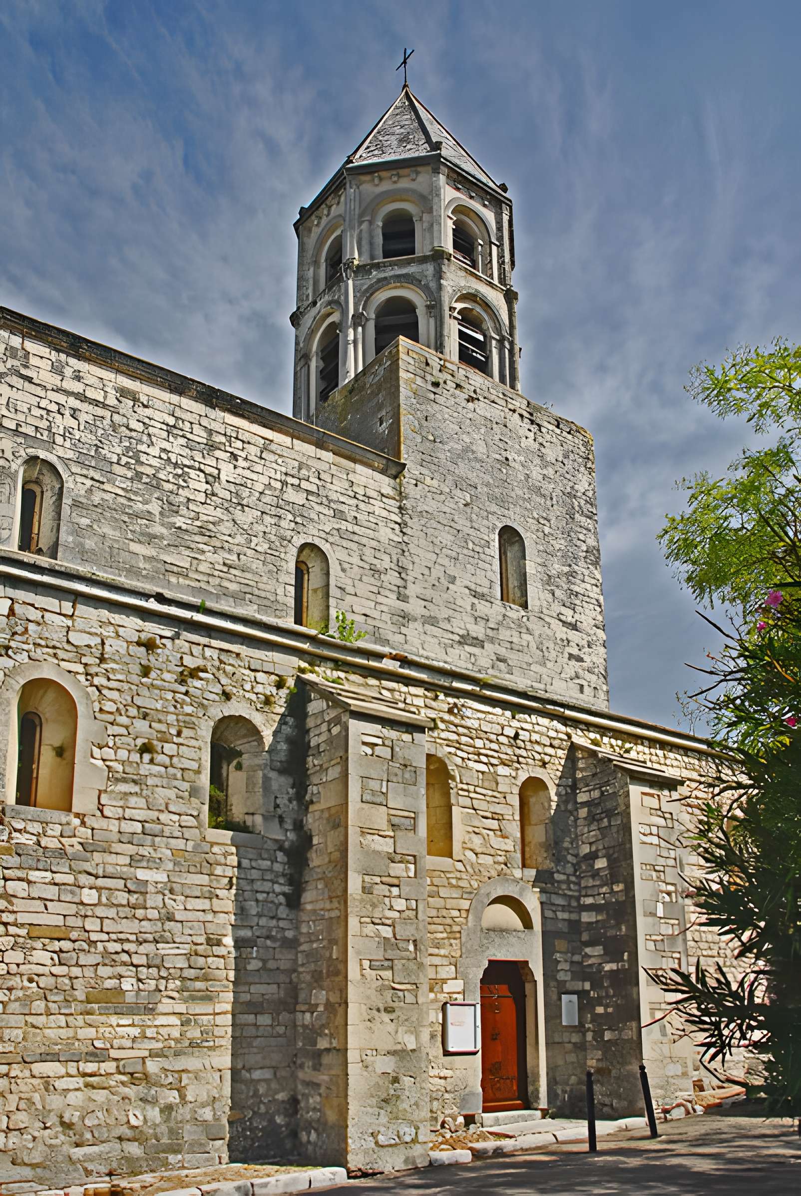Église Saint-Michel de La Garde-Adhémar