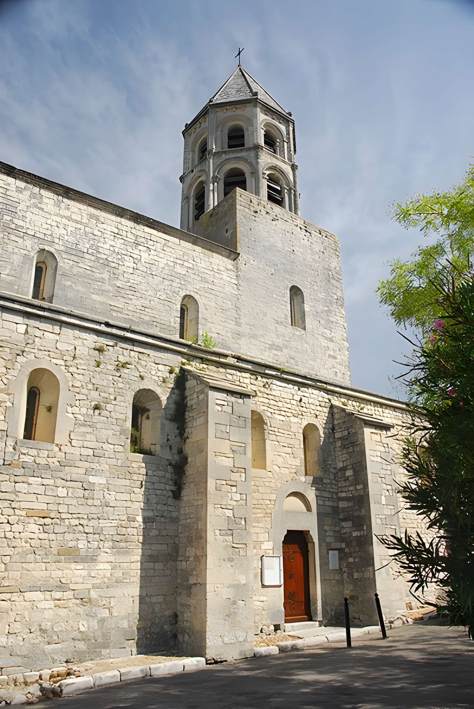 Église Saint-Michel de La Garde-Adhémar