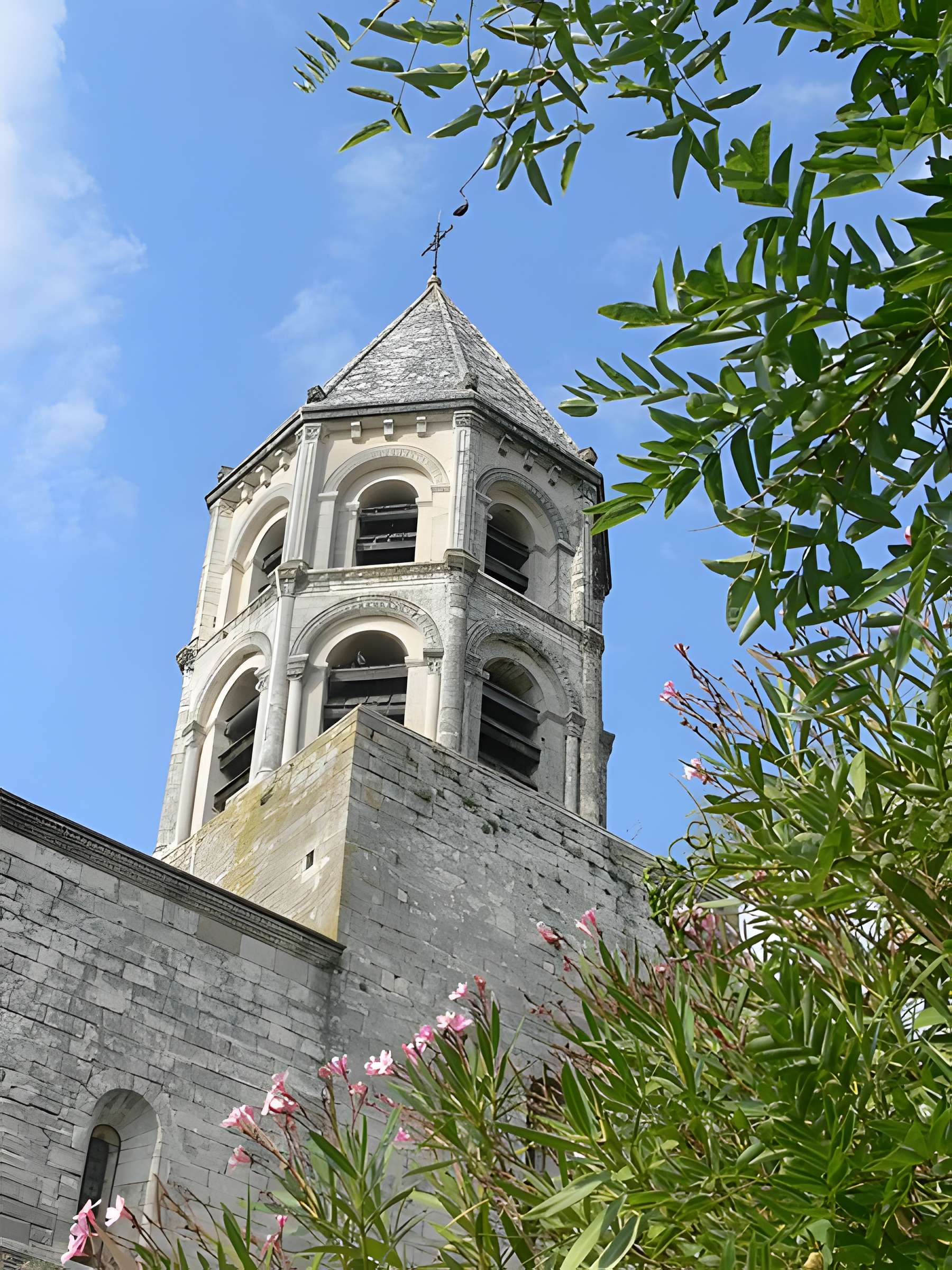 Église Saint-Michel de La Garde-Adhémar