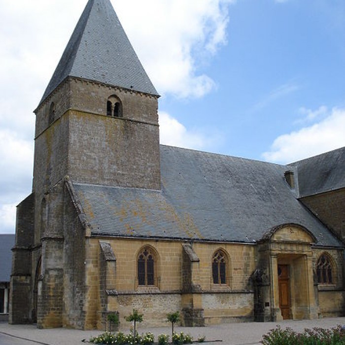 Photo de Église Saint-Jacques du Chesne et croix