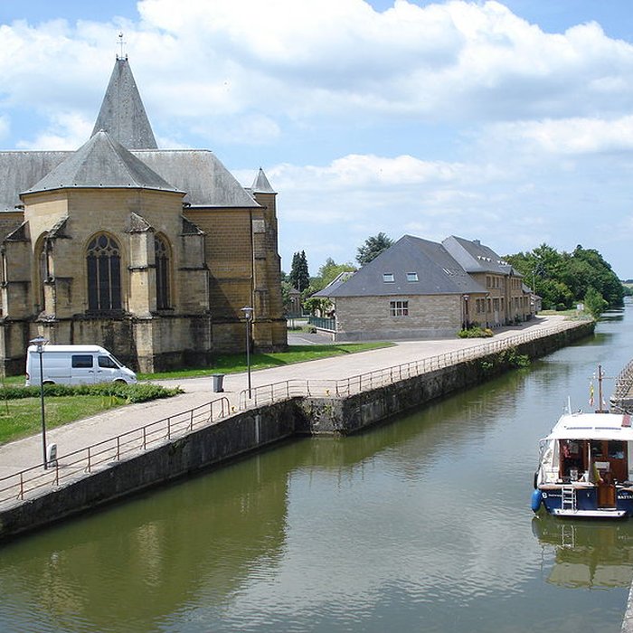 Photo de Église Saint-Jacques du Chesne et croix