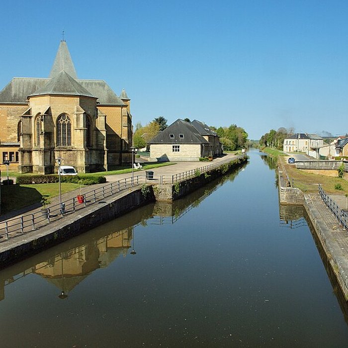 Photo de Église Saint-Jacques du Chesne et croix
