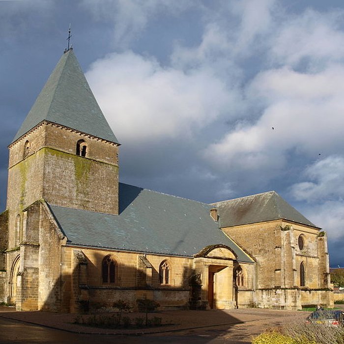 Photo de Église Saint-Jacques du Chesne et croix