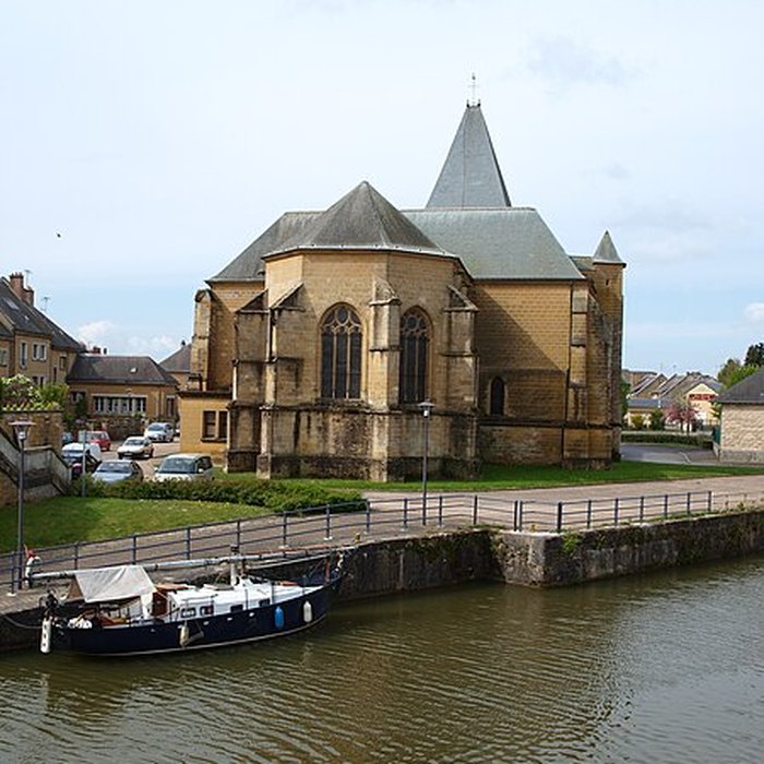 Photo de Église Saint-Jacques du Chesne et croix