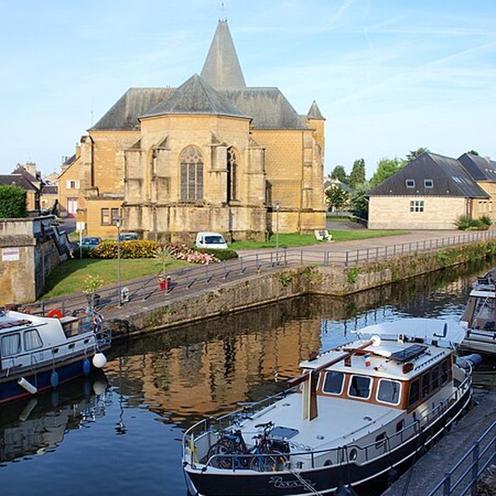 Photo de Église Saint-Jacques du Chesne et croix