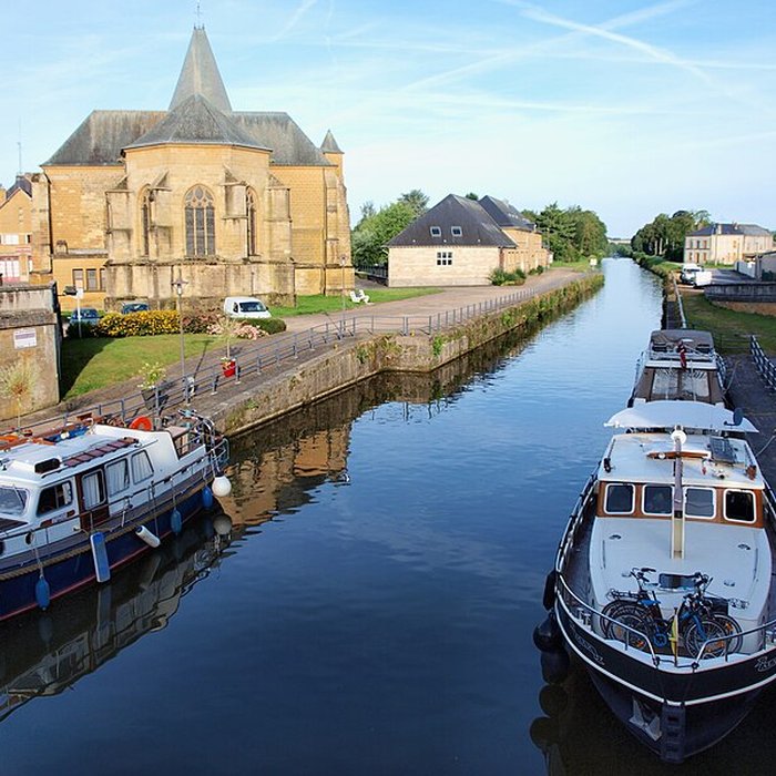 Photo de Église Saint-Jacques du Chesne et croix