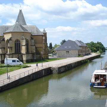Église Saint-Jacques du Chesne et croix