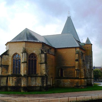 Église Saint-Jacques du Chesne et croix