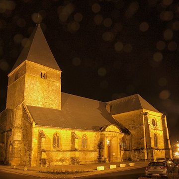 Église Saint-Jacques du Chesne et croix
