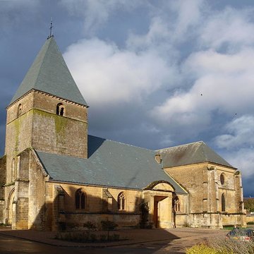 Église Saint-Jacques du Chesne et croix