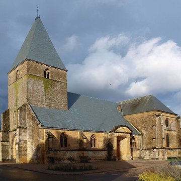Église Saint-Jacques du Chesne et croix
