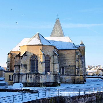 Église Saint-Jacques du Chesne et croix