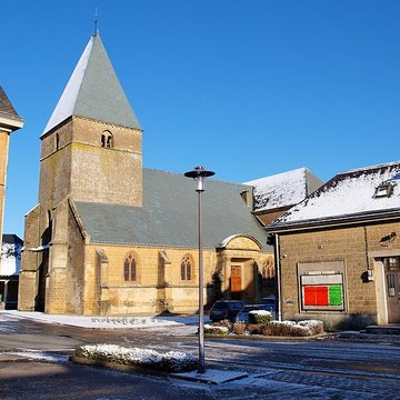 Église Saint-Jacques du Chesne et croix