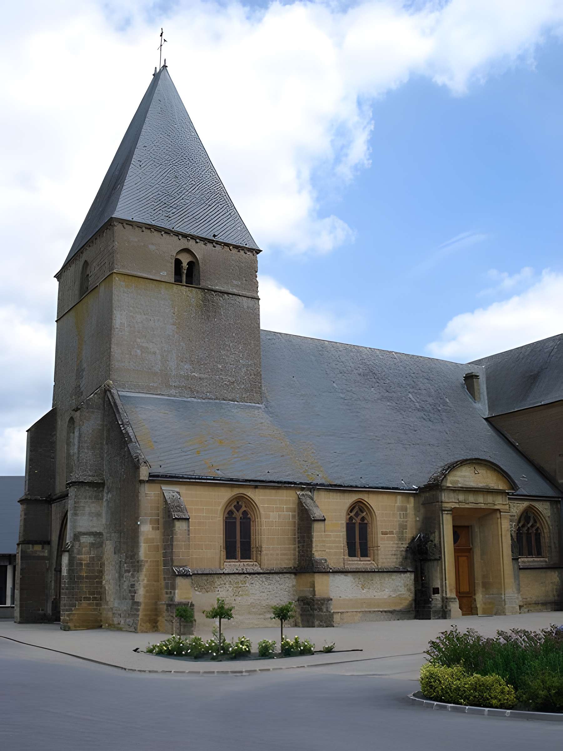 Église Saint-Jacques du Chesne et croix 