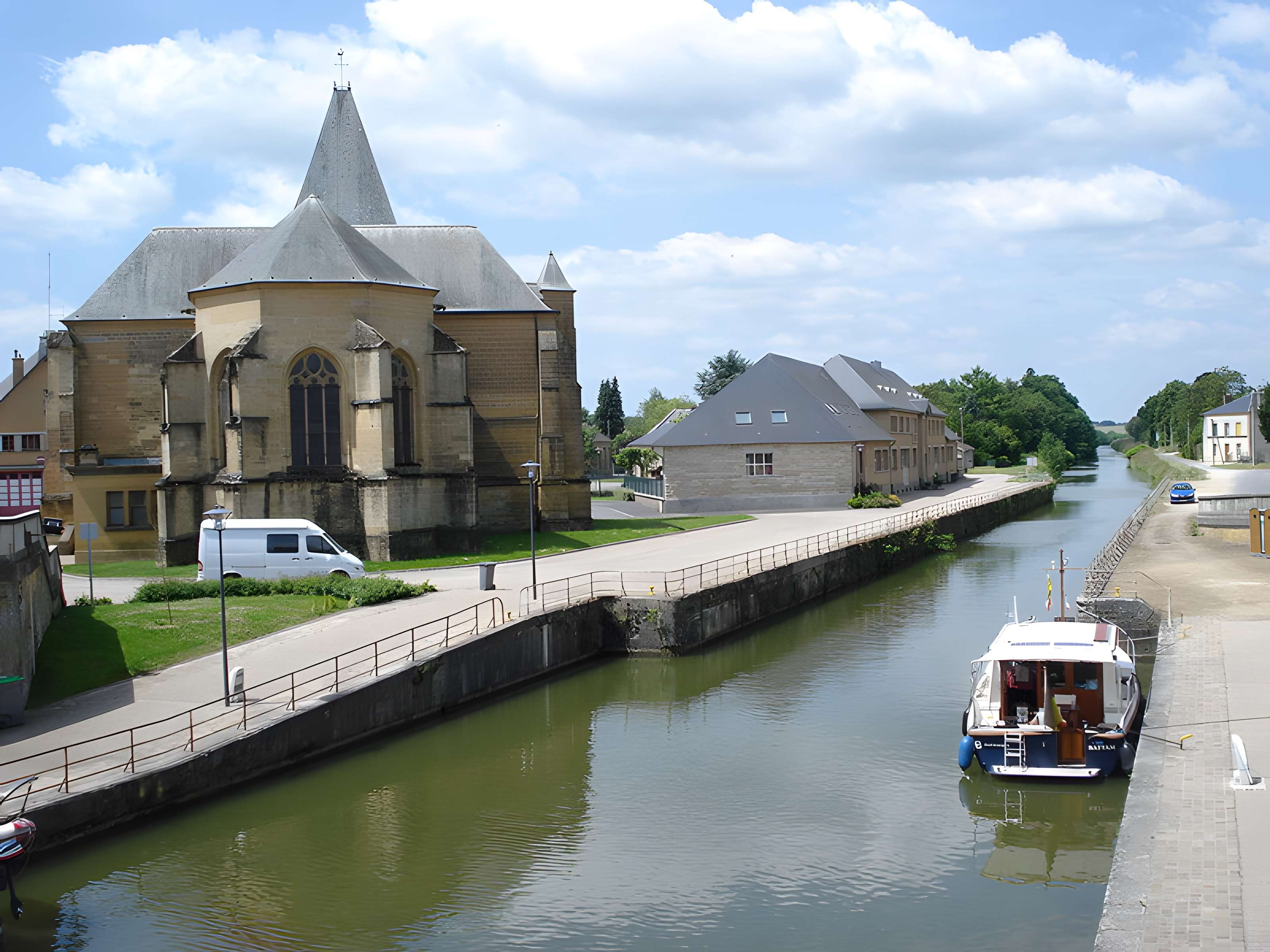 Église Saint-Jacques du Chesne et croix