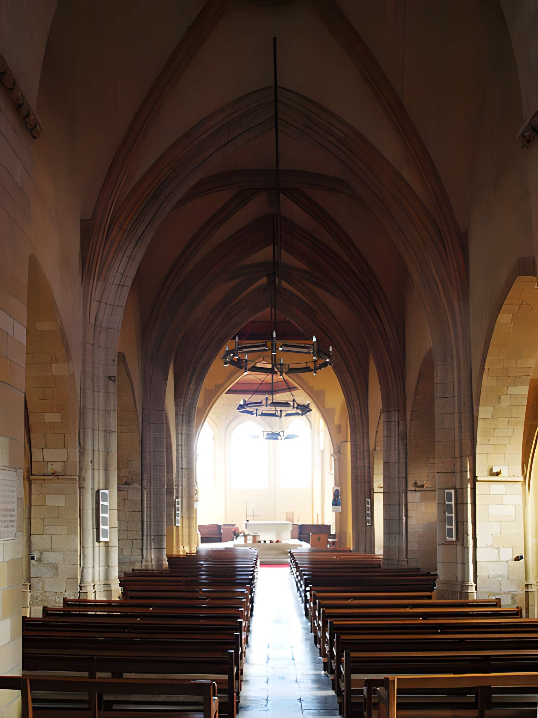Église Saint-Jacques du Chesne et croix