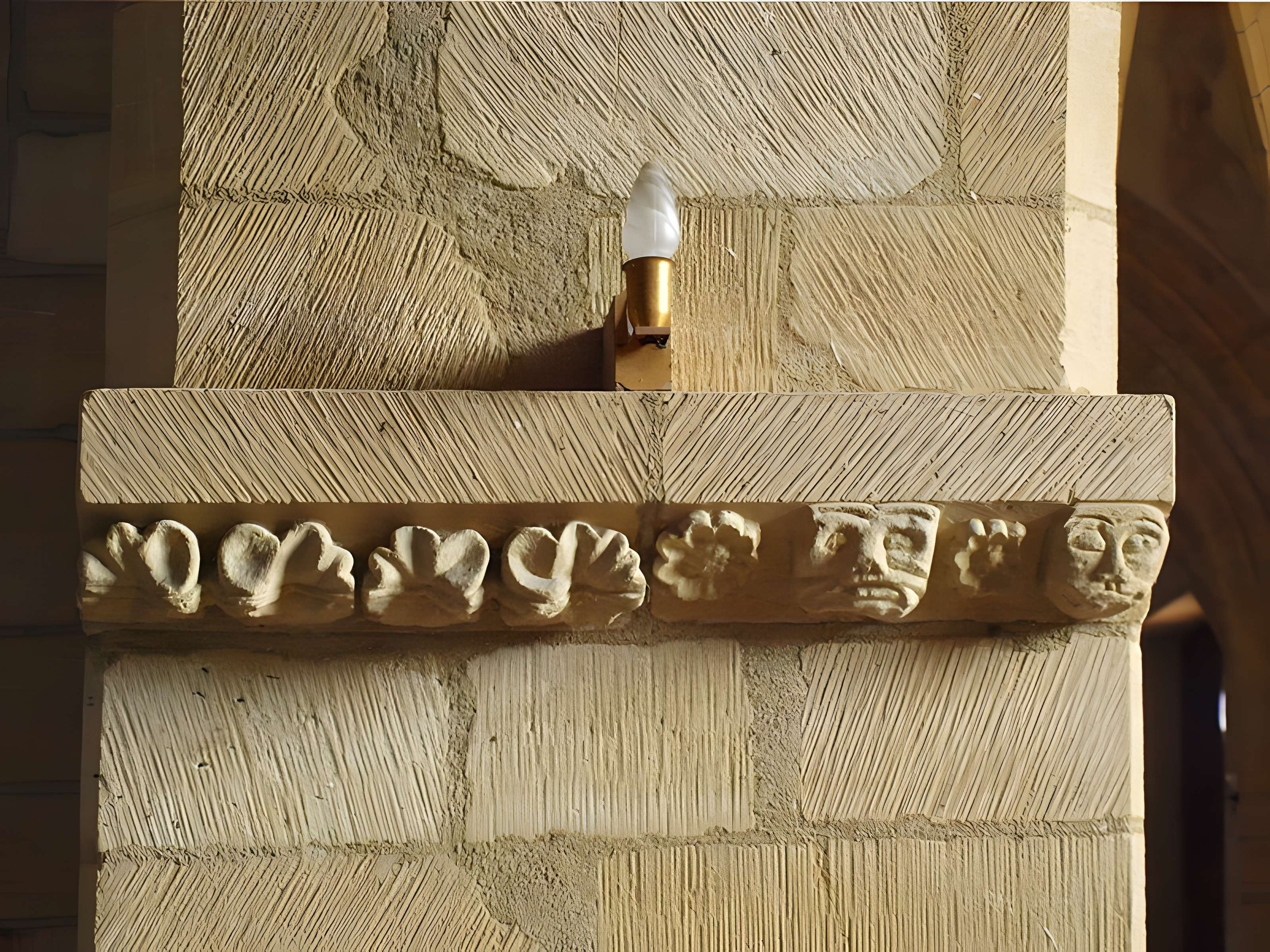 Église Saint-Jacques du Chesne et croix