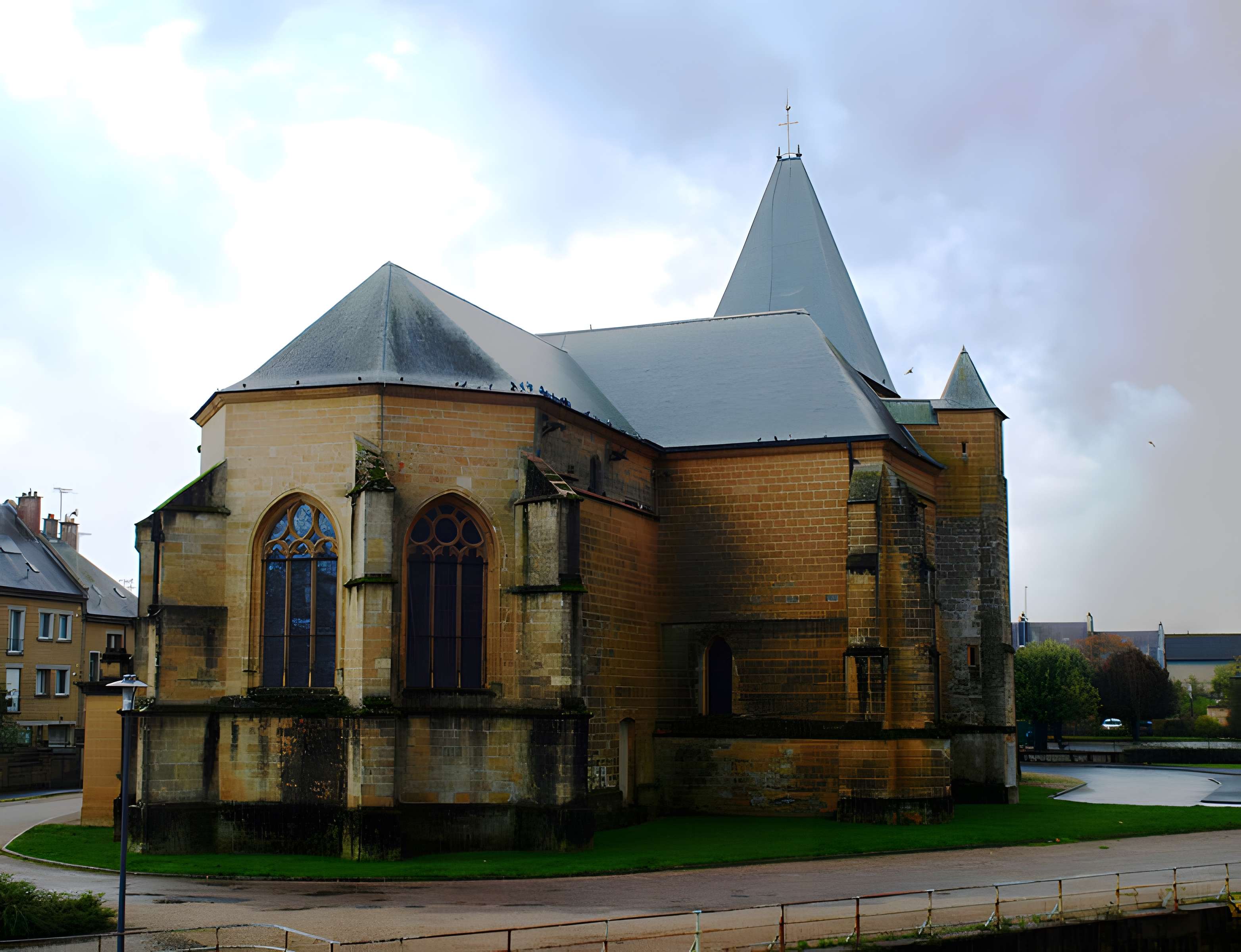 Église Saint-Jacques du Chesne et croix